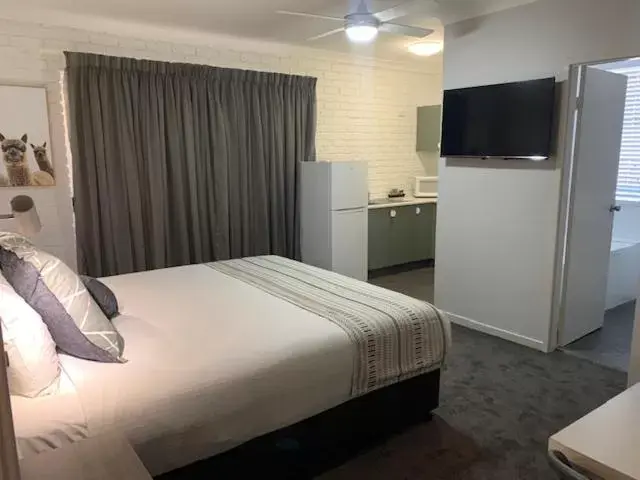 Photo of the whole room, Bed in Hamilton Henry Parkes Motor Inn