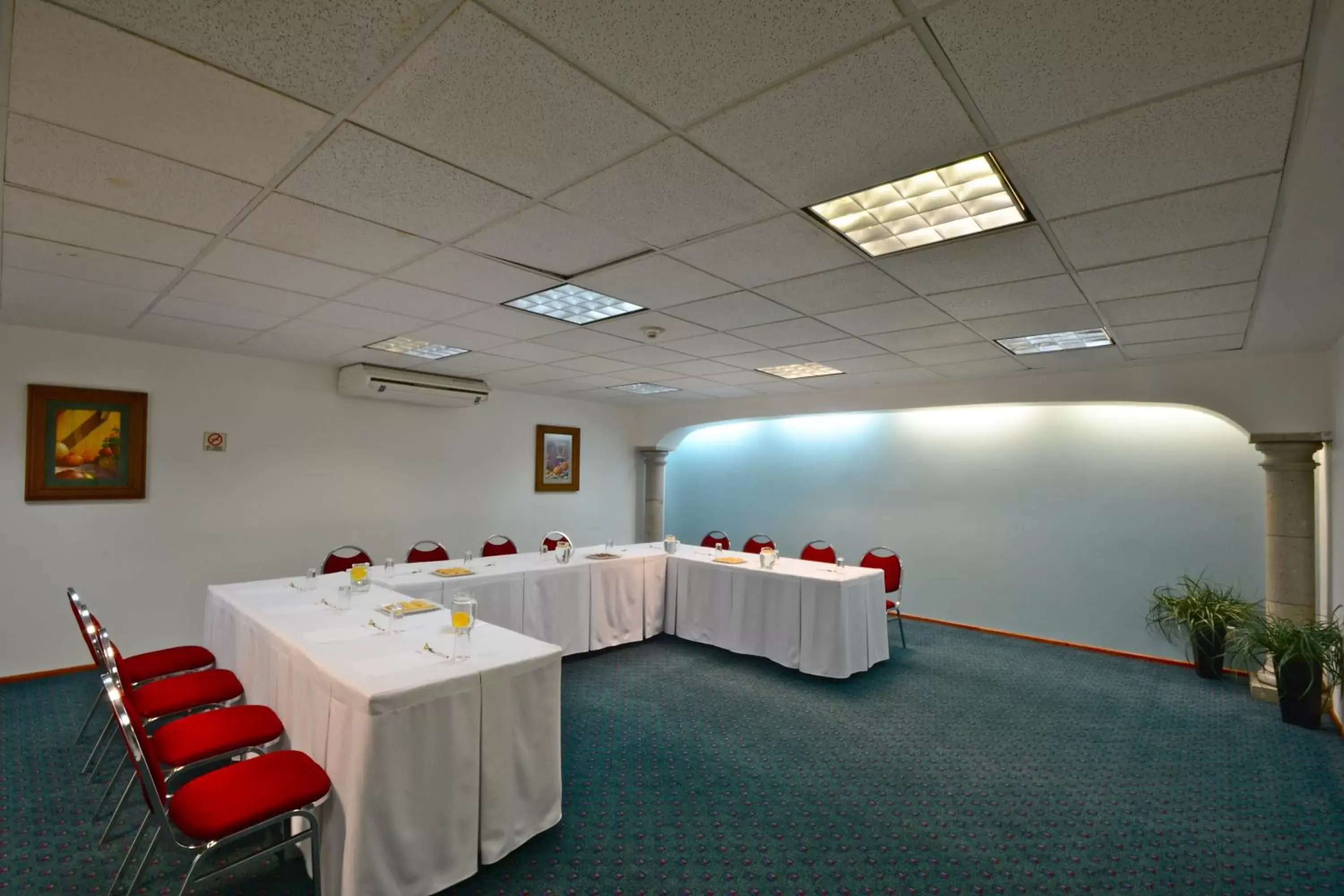 Meeting/conference room in Hotel & Suites PF