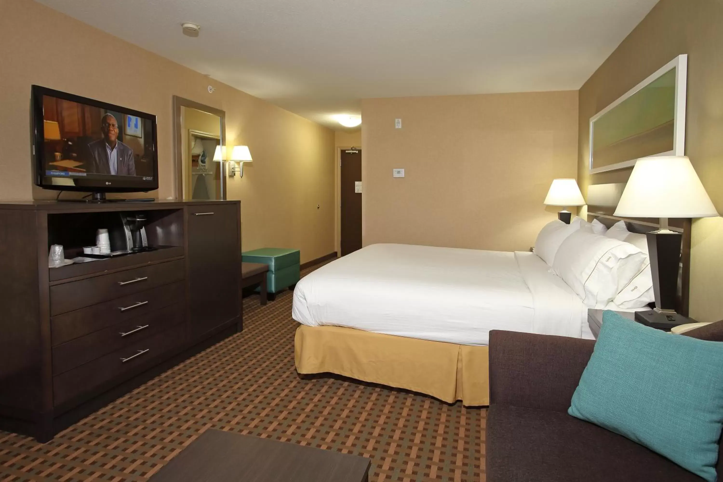 Photo of the whole room, Bed in Holiday Inn Express Hotel & Suites Vernon, an IHG Hotel