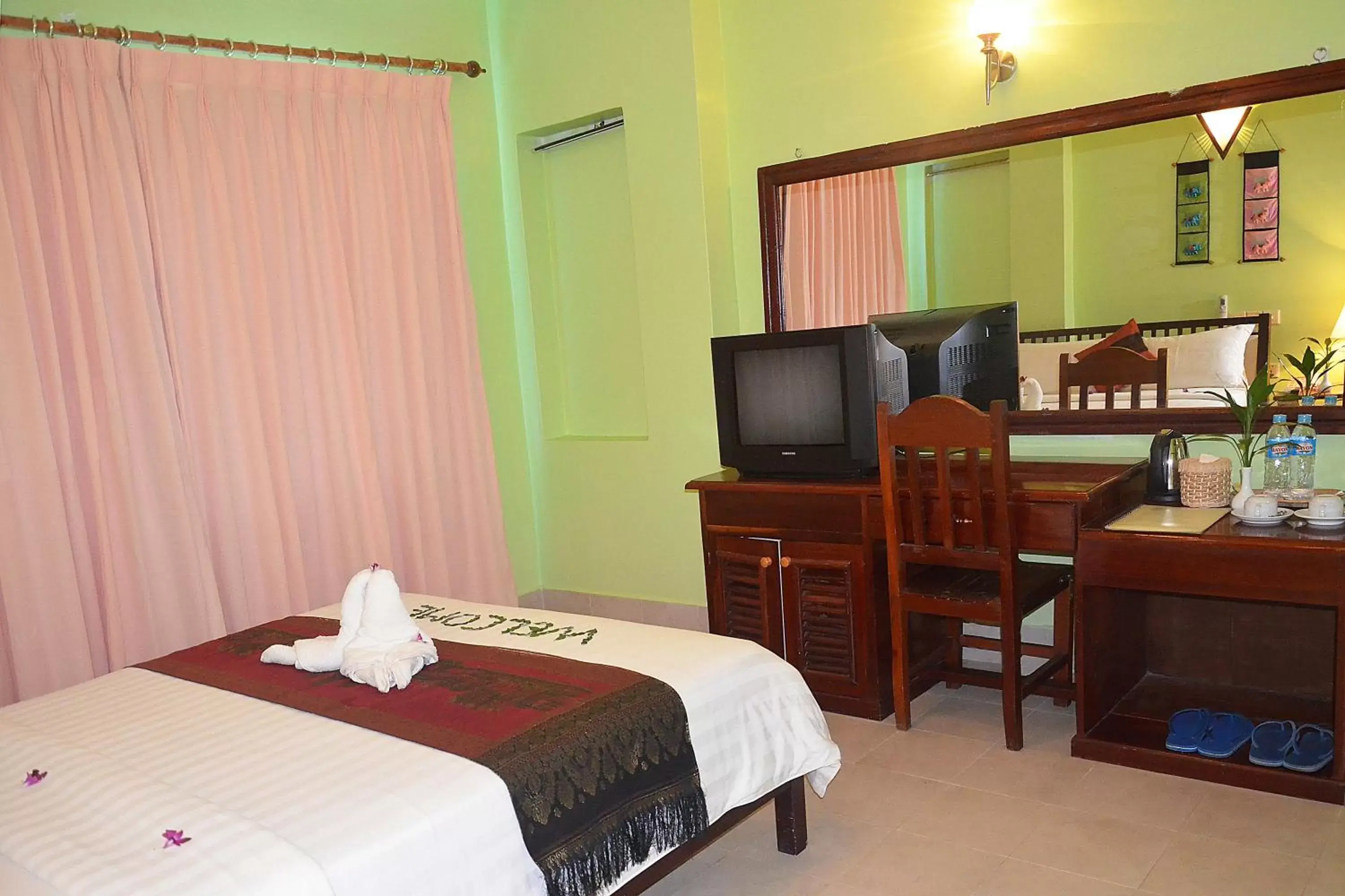 Bedroom, TV/Entertainment Center in Parklane Hotel