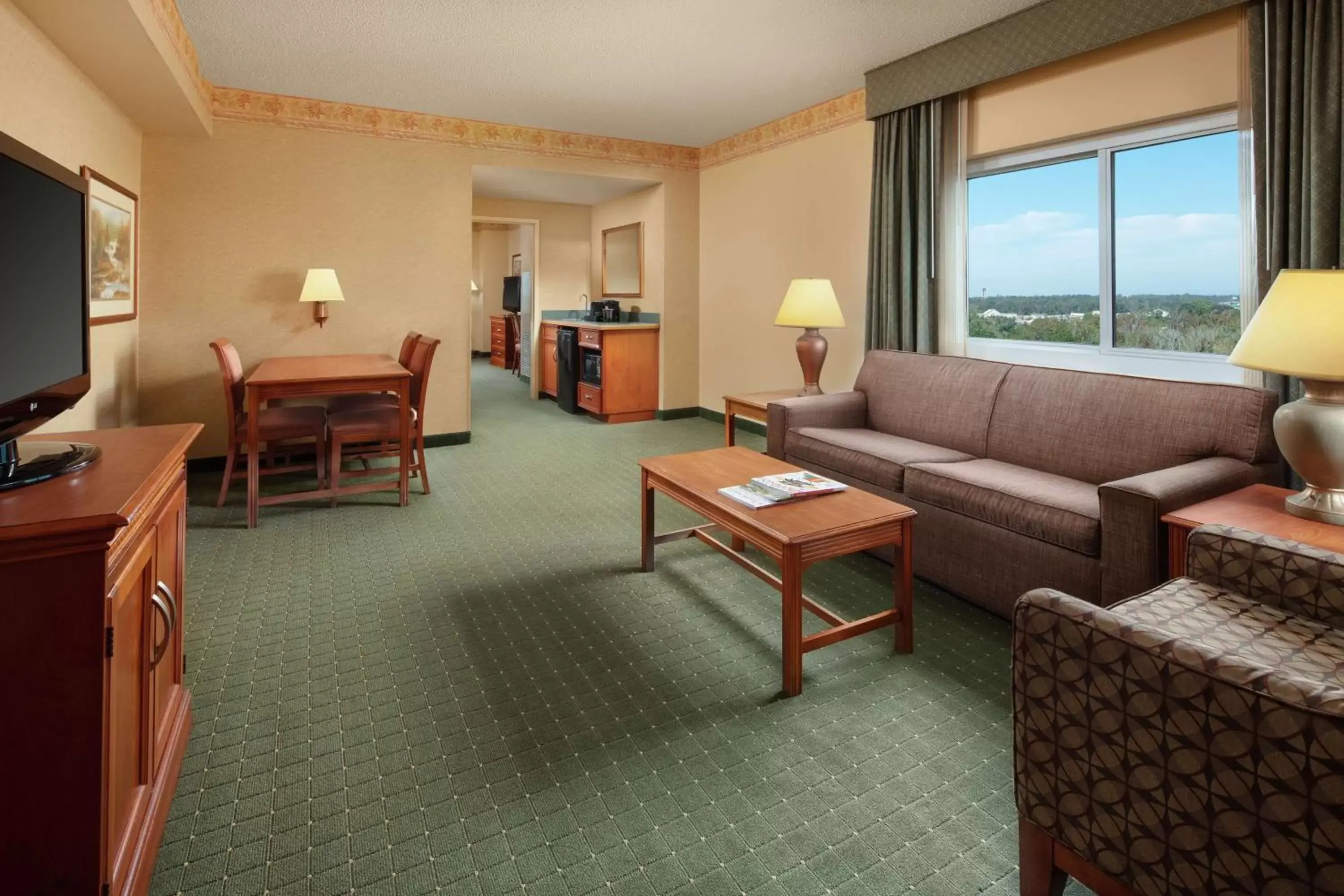 Living room, Seating Area in Embassy Suites North Charleston Airport Hotel Convention