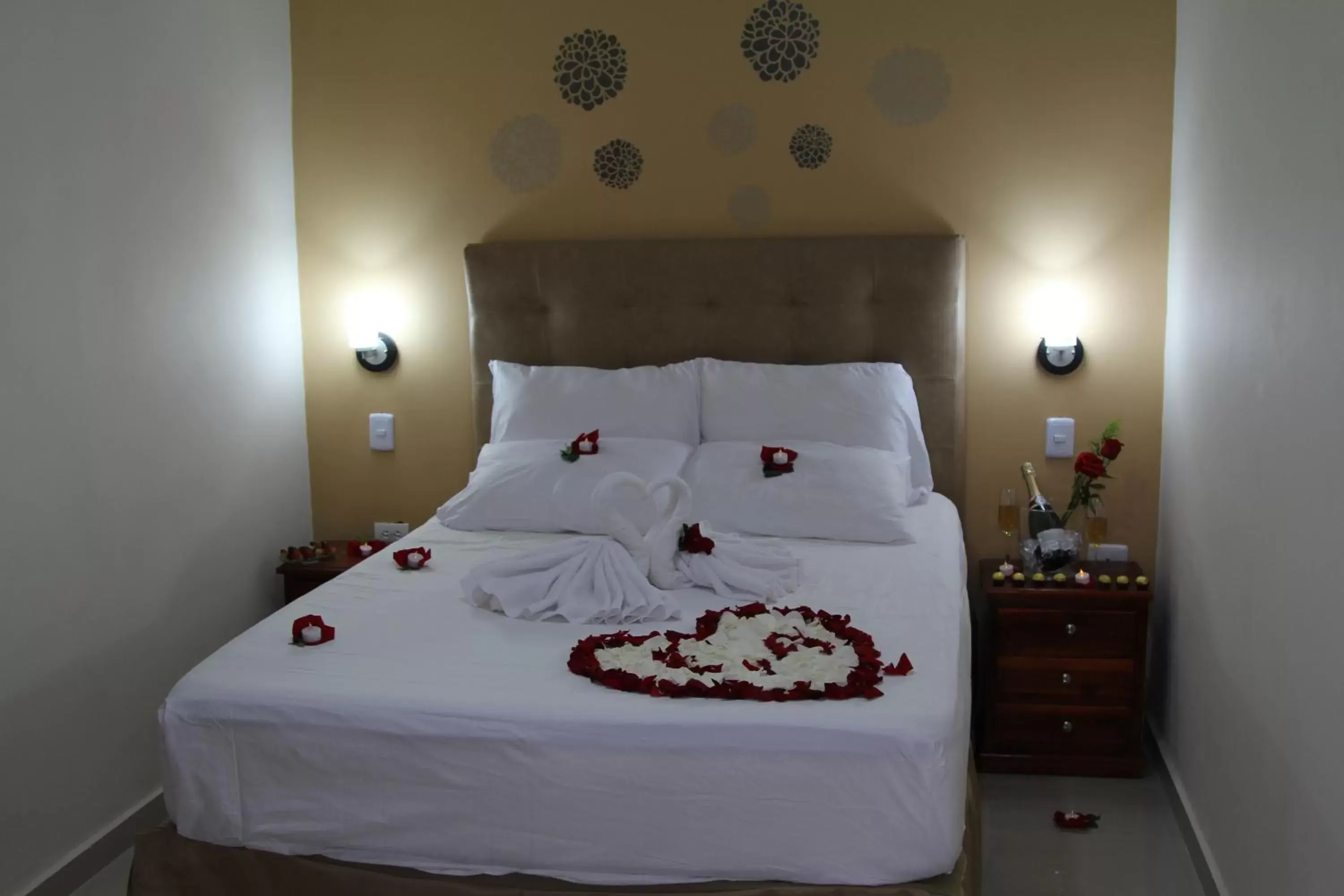 Bedroom, Bed in Azuán Suites Hotel By GEH Suites