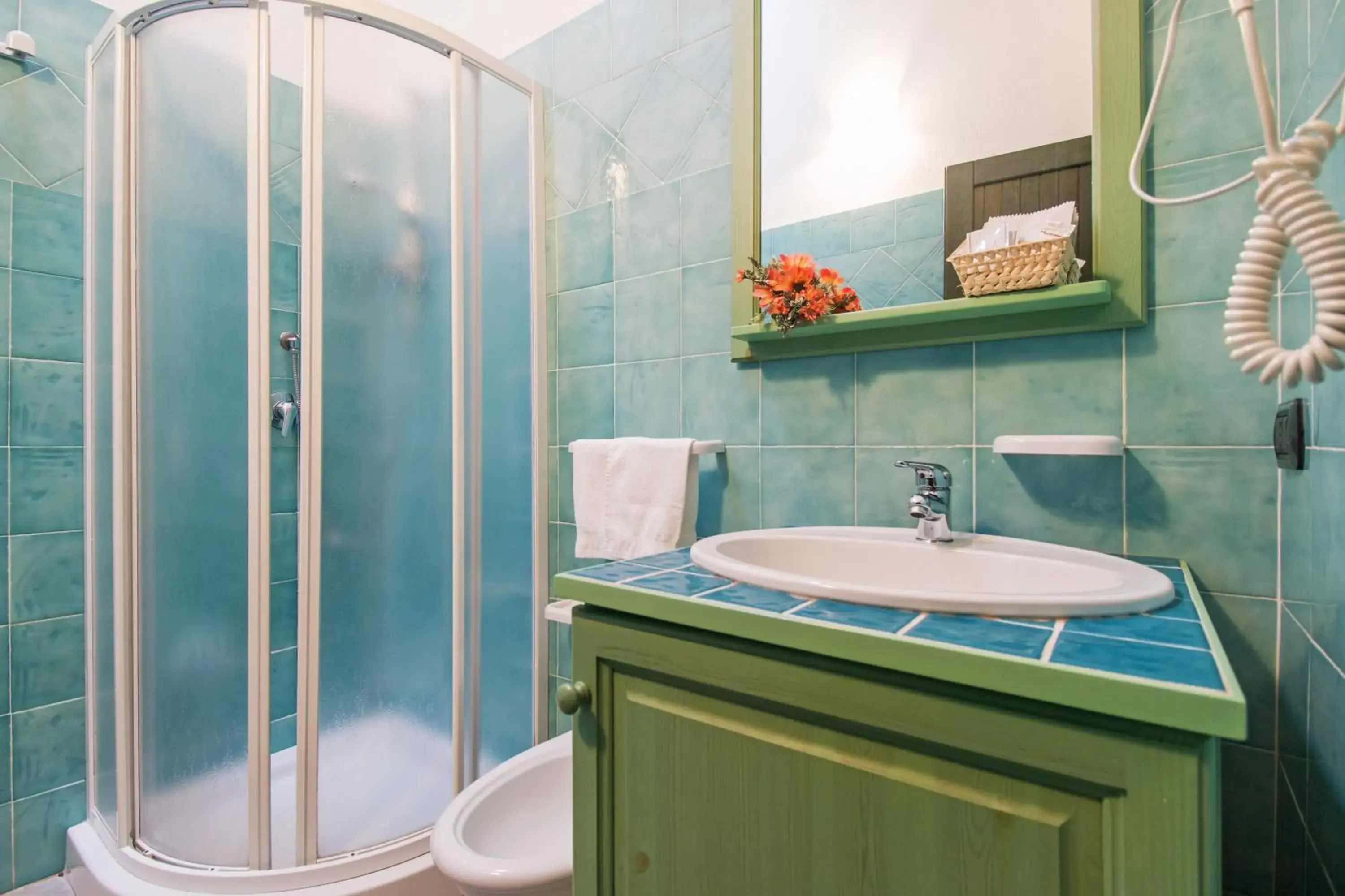 Shower, Bathroom in Albergo Residenziale Gli Ontani