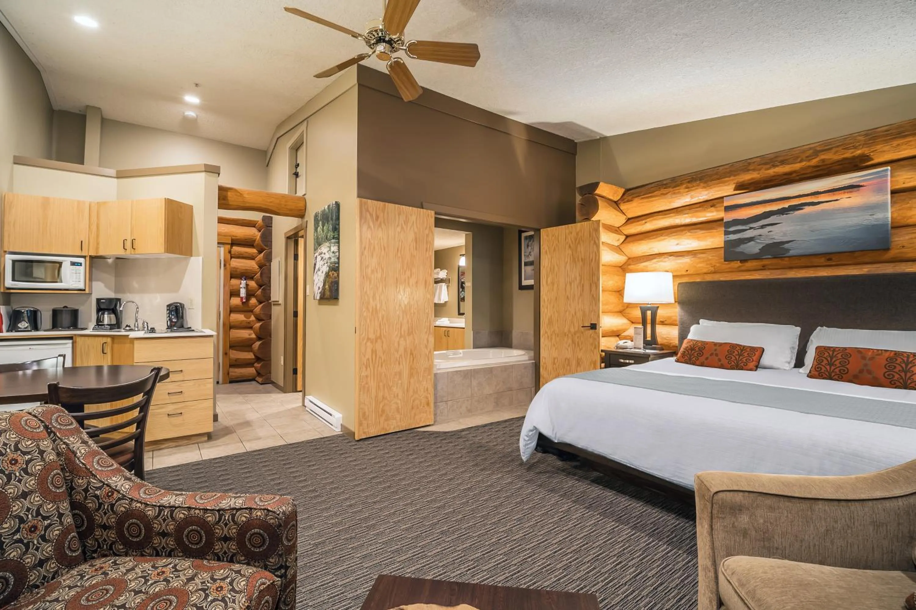 Bed in Tigh-Na-Mara Seaside Spa Resort