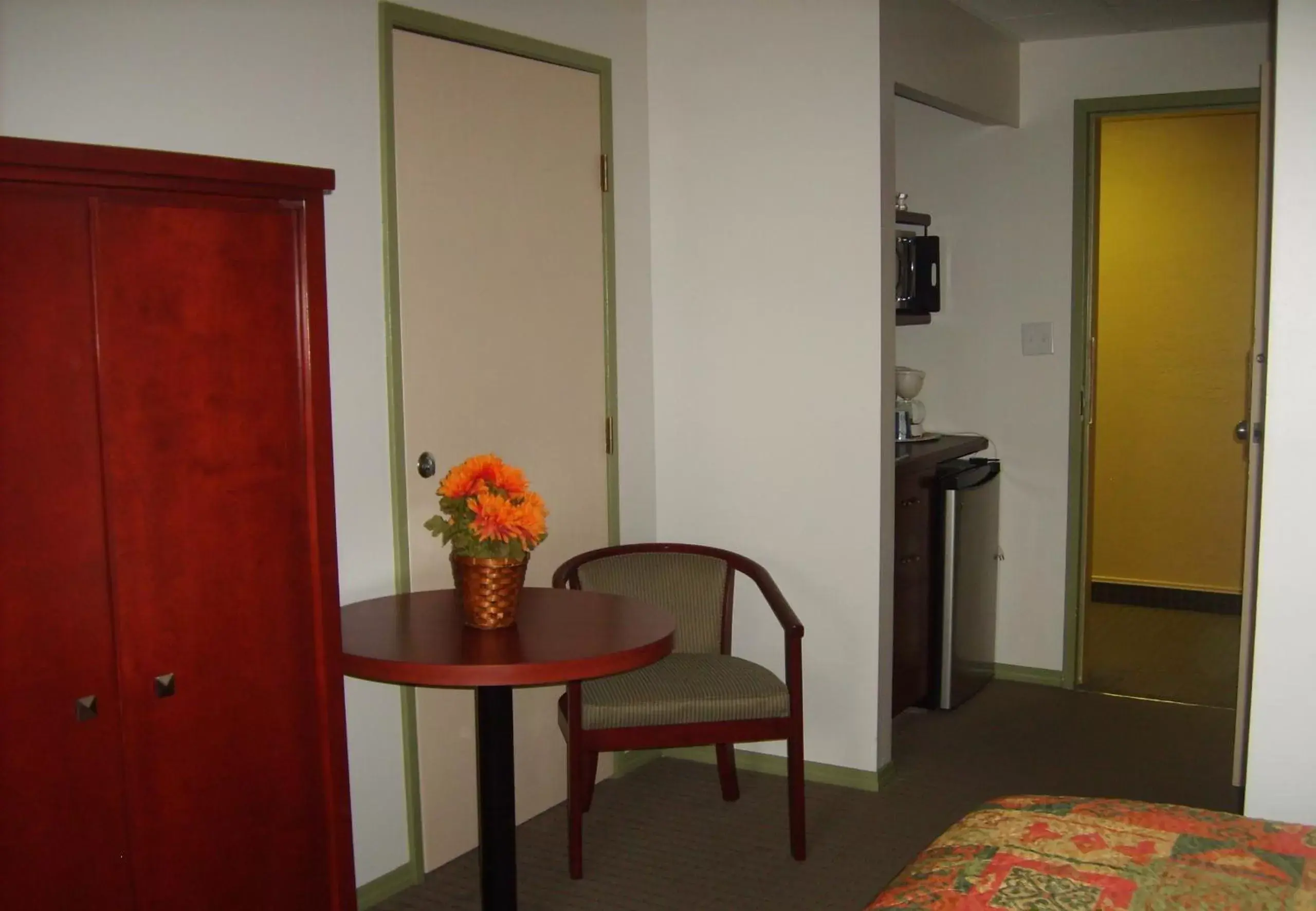 Bed, Seating Area in Town and Mountain Hotel