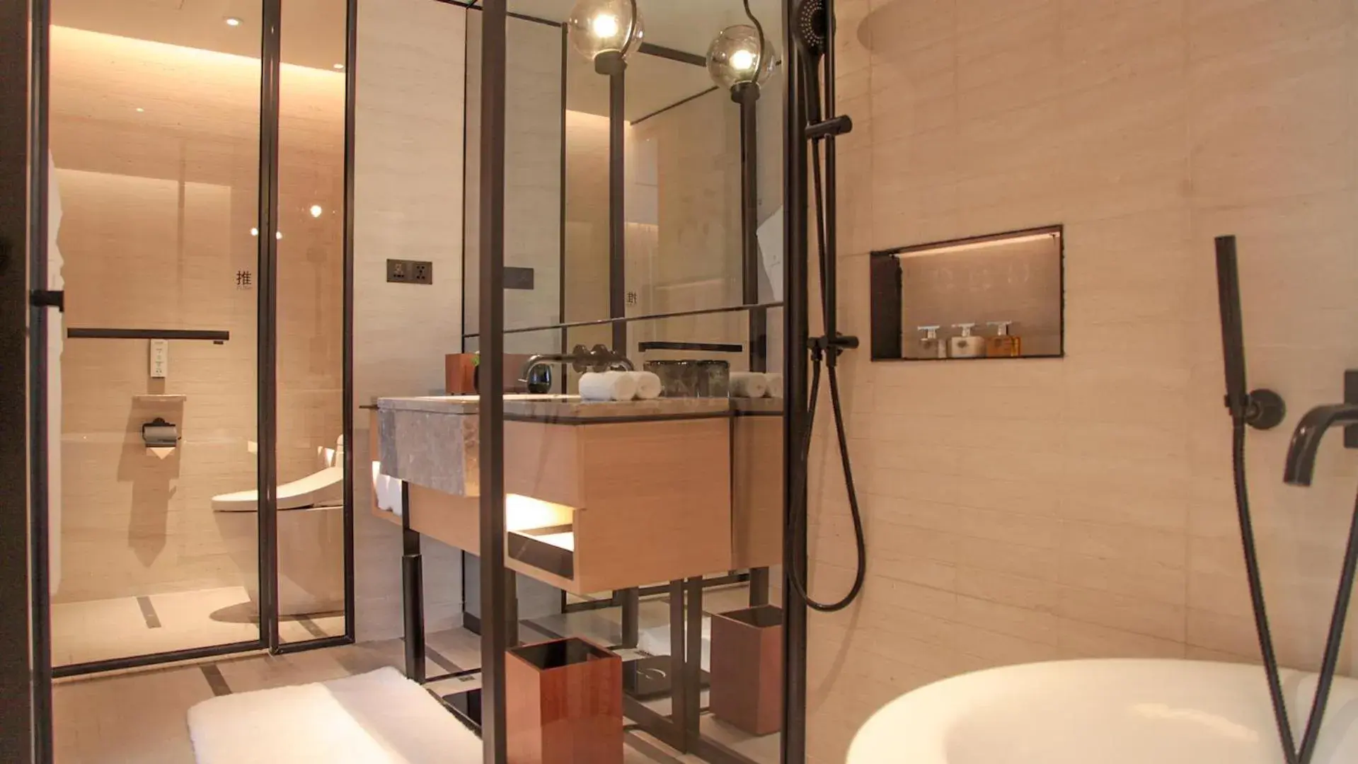 Shower, Bathroom in Hotel Kapok Shenzhen Luohu