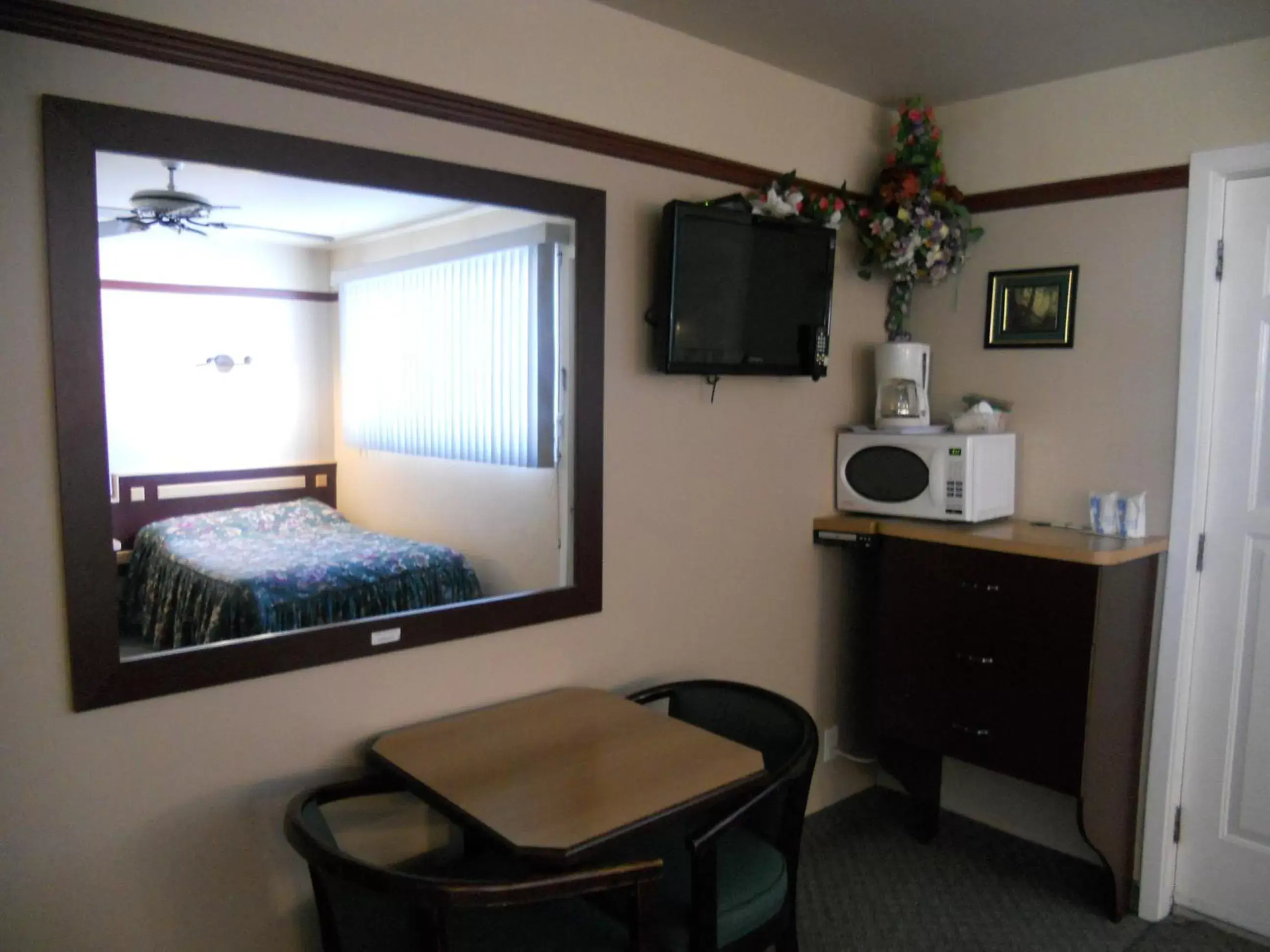 TV/Entertainment Center in Motel Normandie