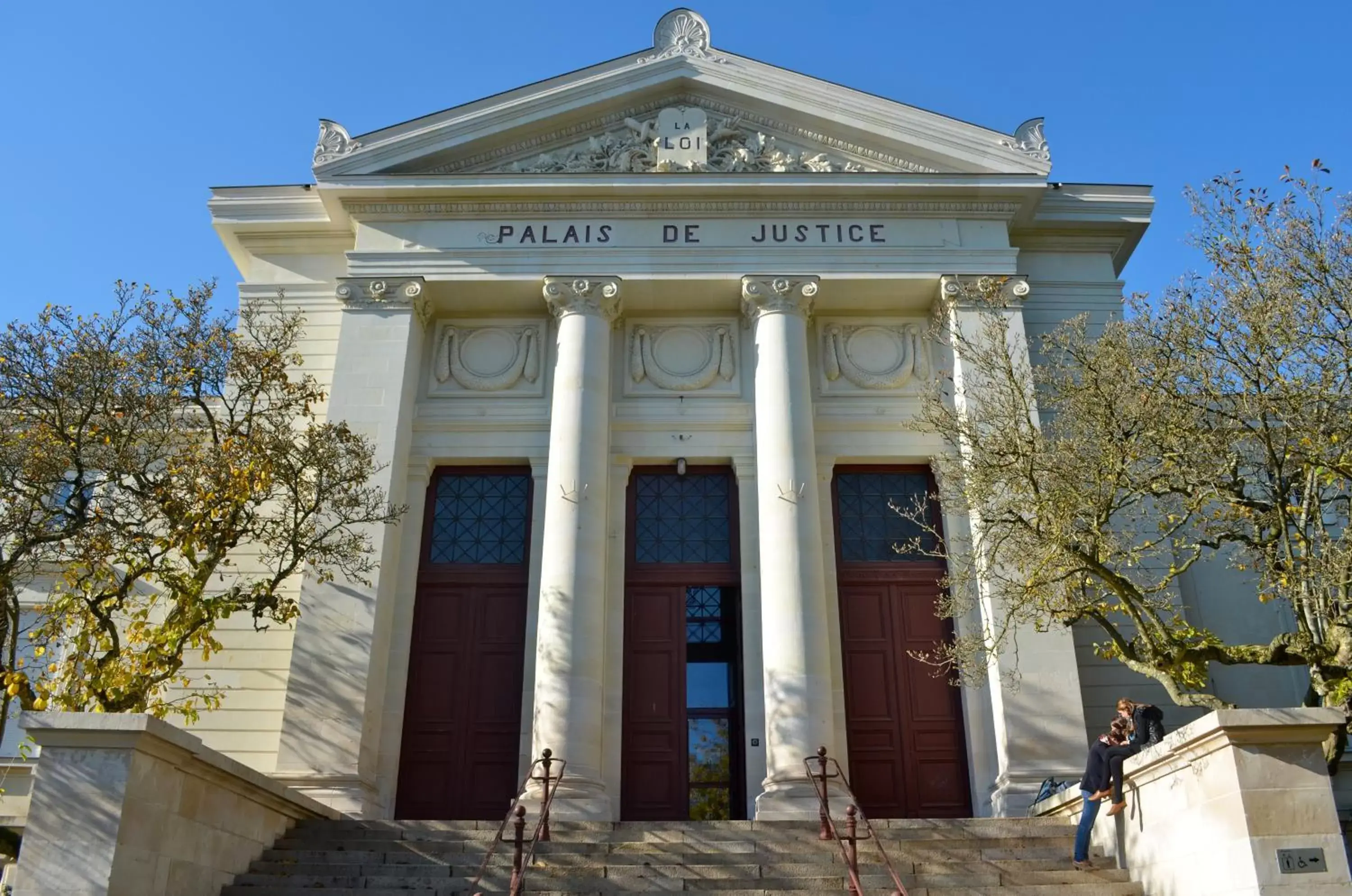 Nearby landmark, Property Building in Mercure Cholet Centre