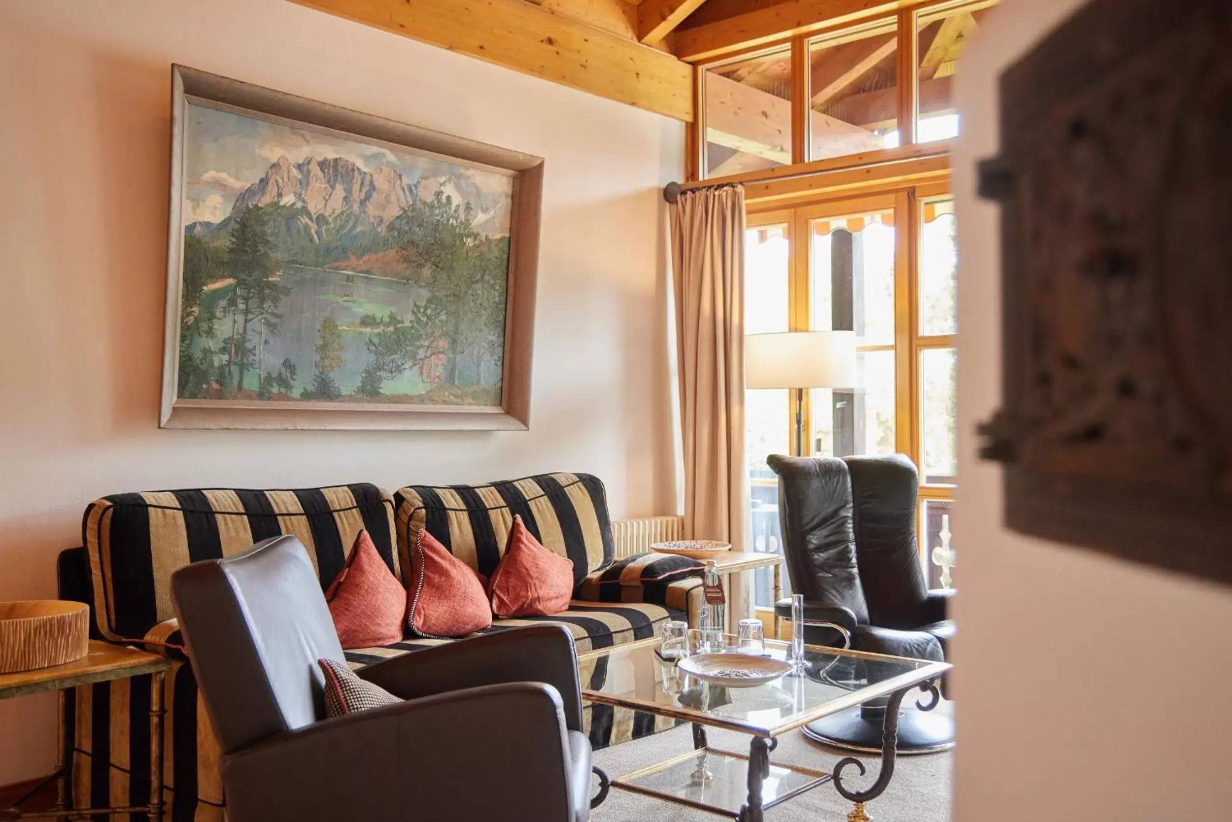 Living room, Seating Area in Hotel Zugspitze