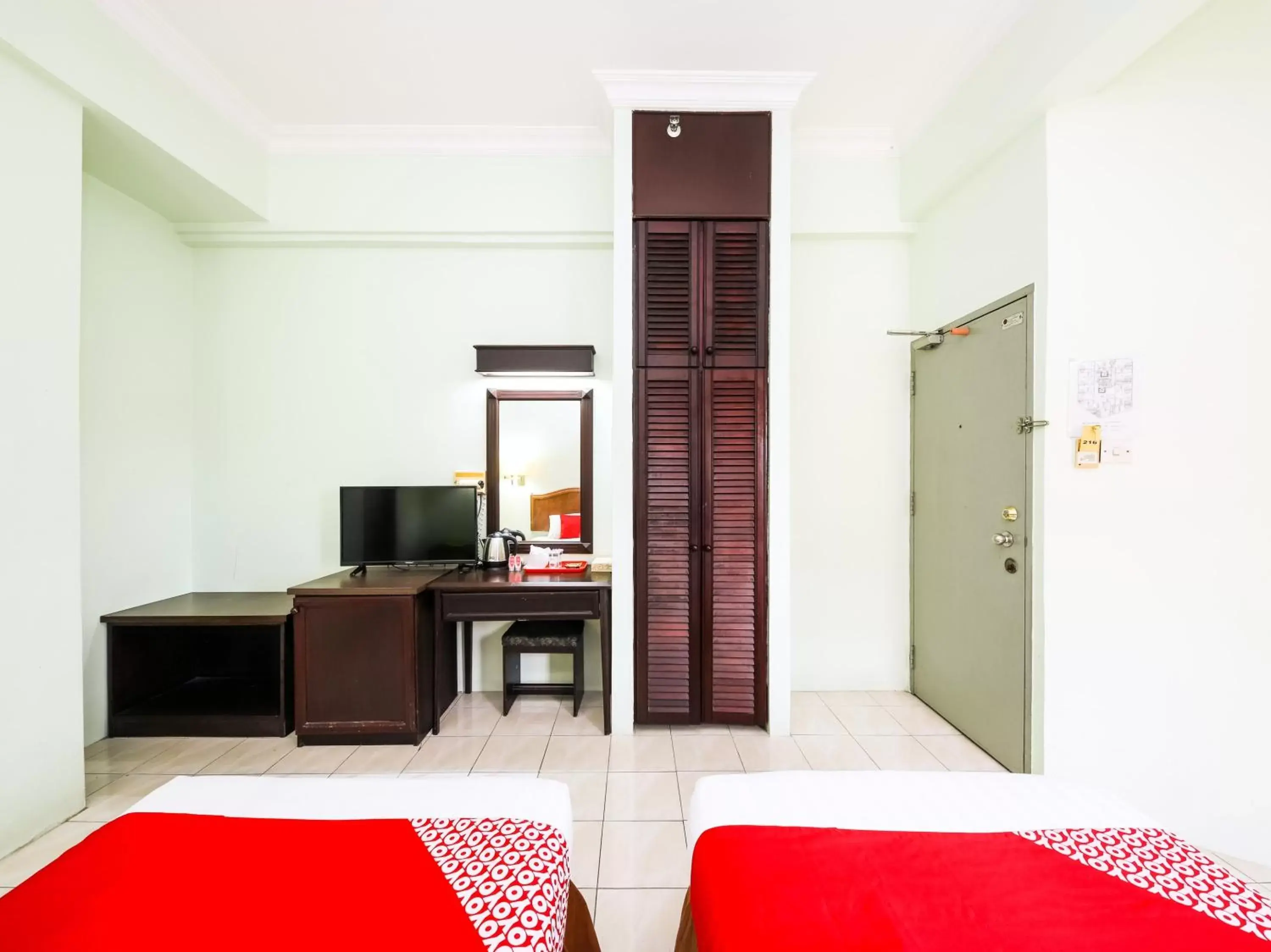 Bedroom, TV/Entertainment Center in Grand Supreme Hotel