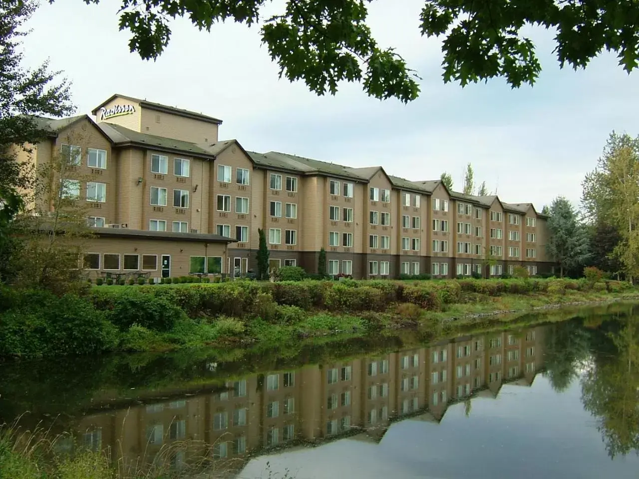 Lake view, Property Building in Radisson Hotel Portland Airport