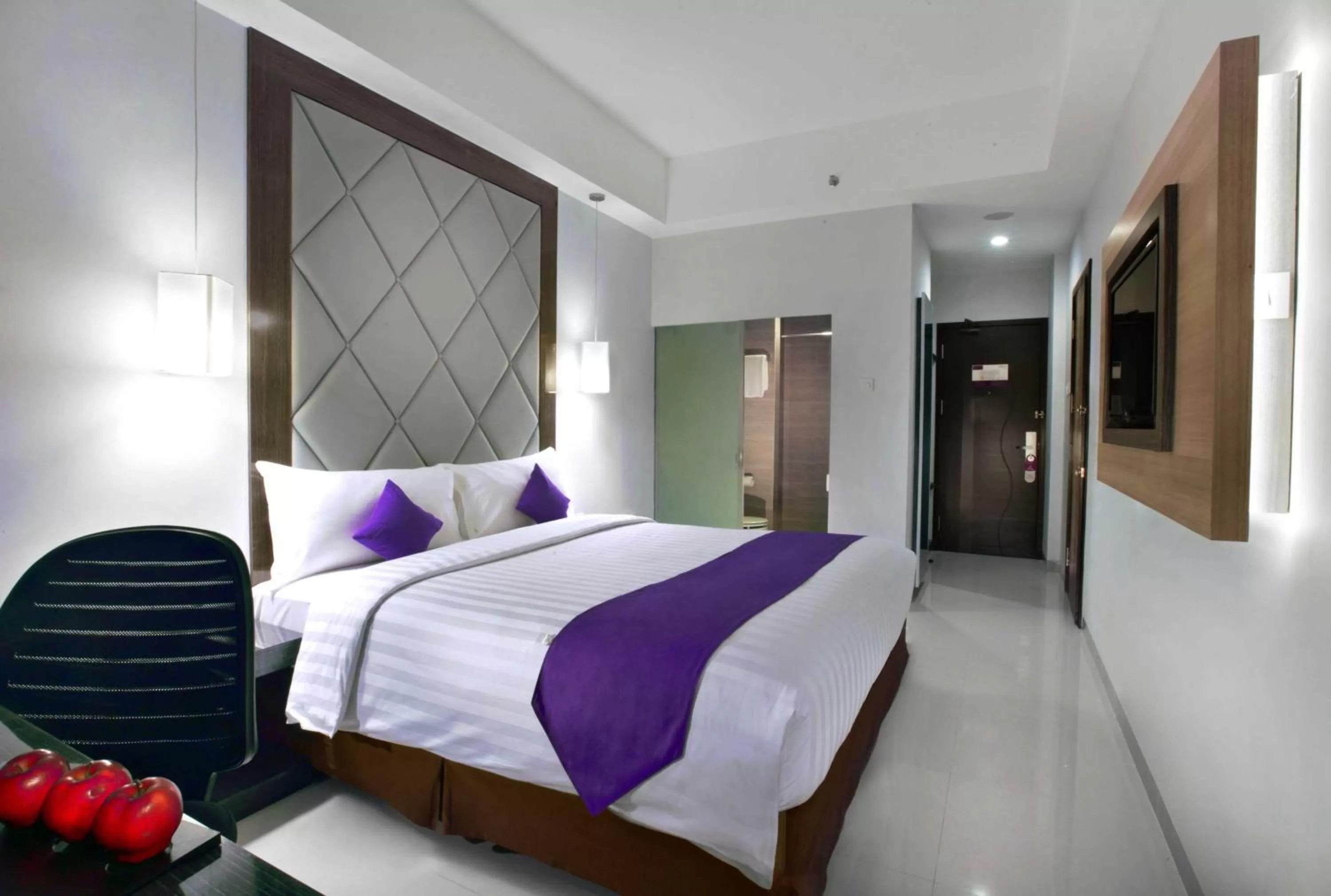 Photo of the whole room, Bed in Quest Hotel Balikpapan by ASTON