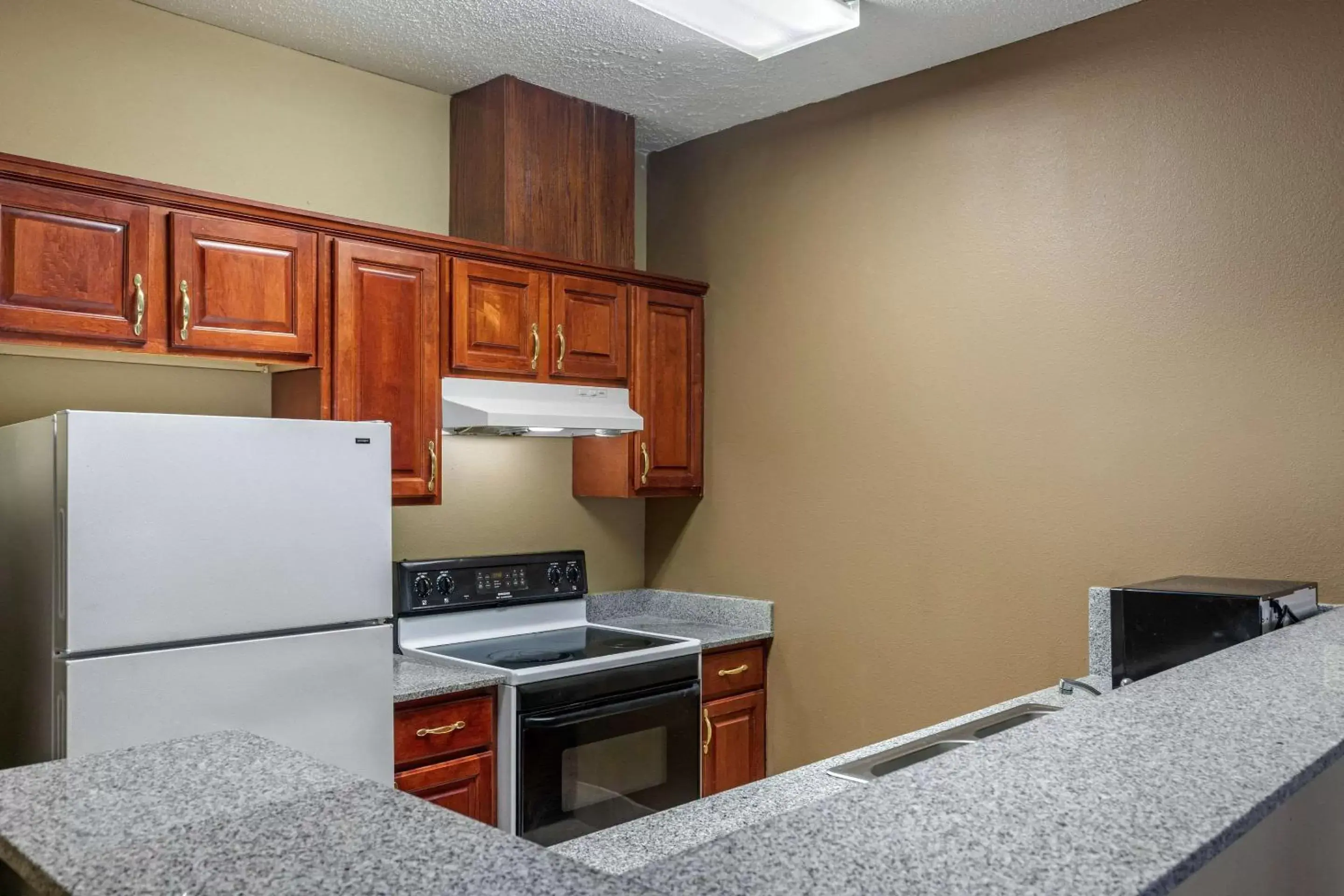 Photo of the whole room, Kitchen/Kitchenette in Comfort Suites The Colony - Plano West