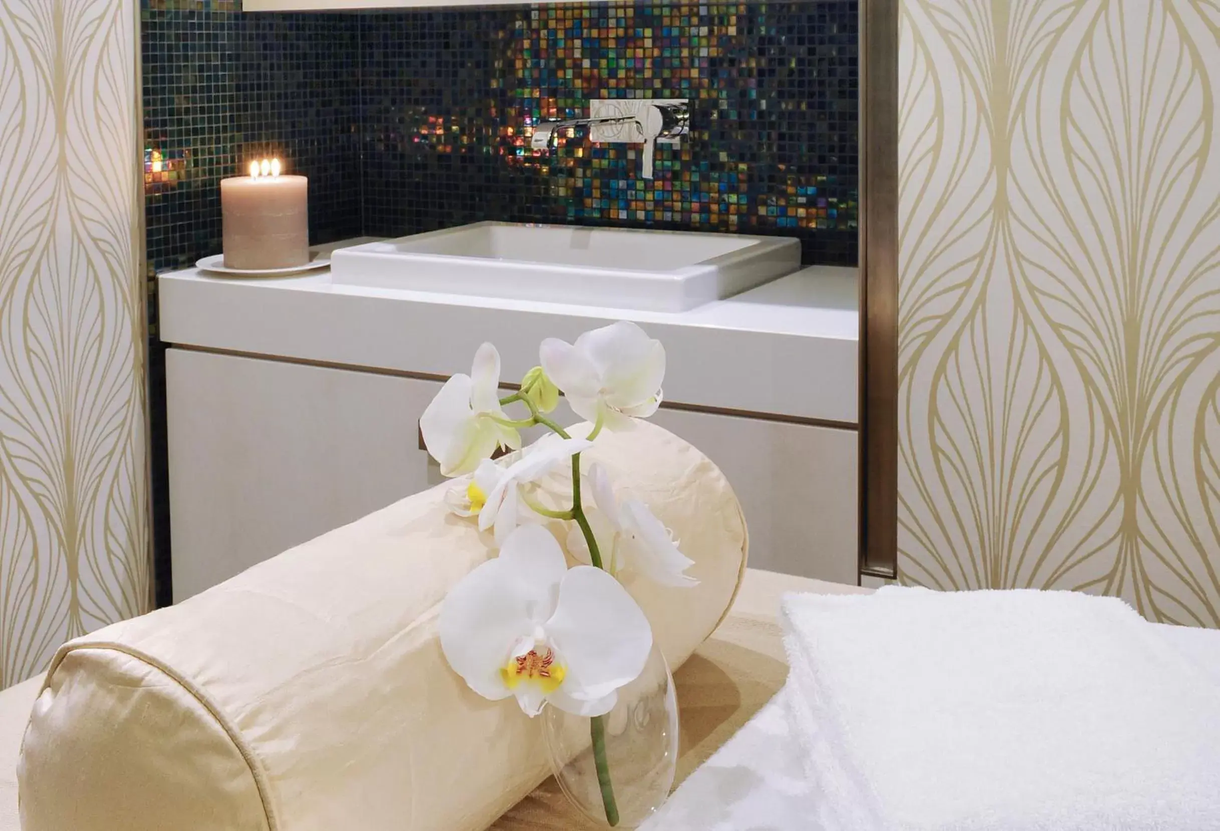 Spa and wellness centre/facilities, Bed in Hôtel Tiffany by Fassbind Spa and wellness centre/facilities, Bed in Hôtel Tiffany by Fassbind