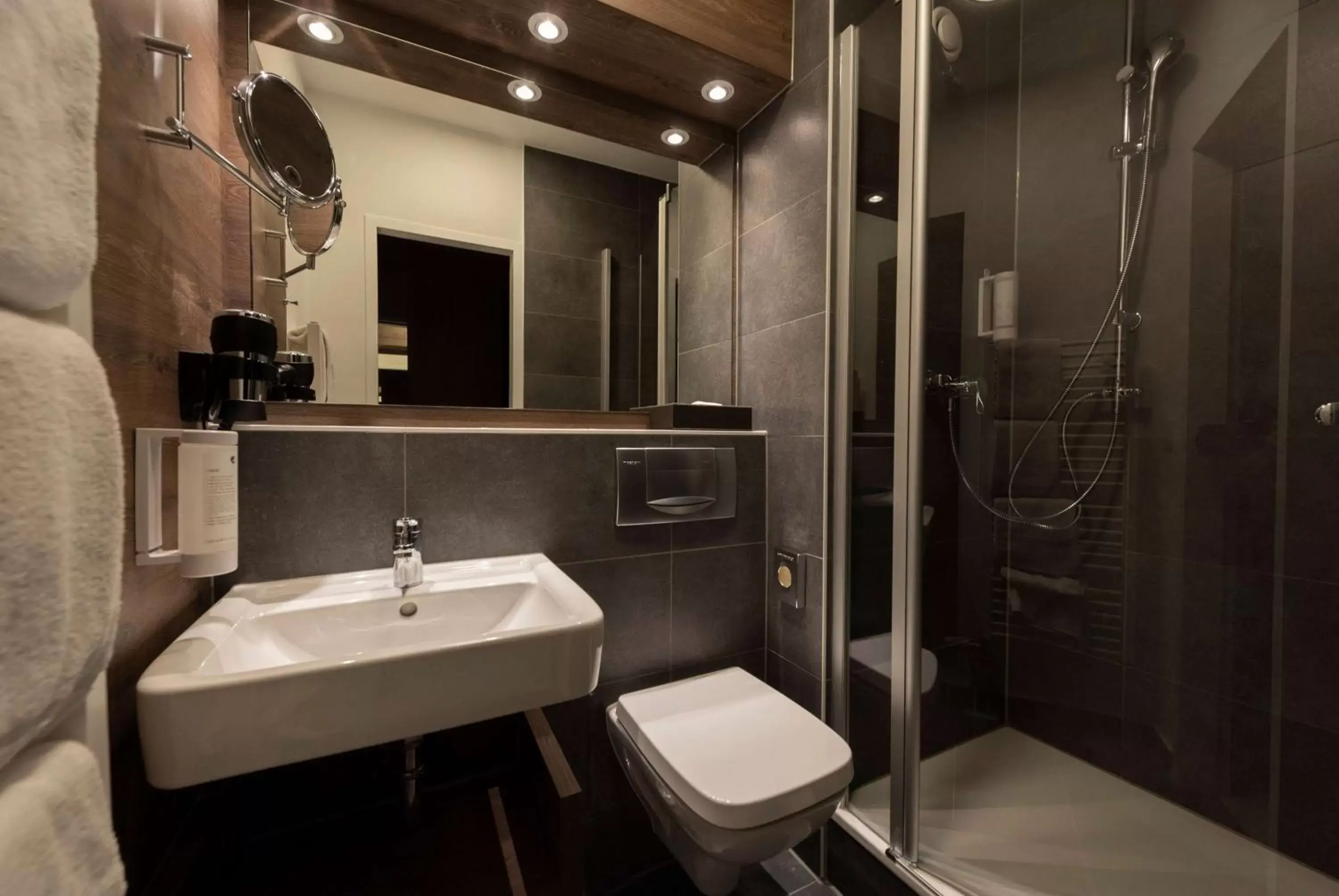 TV and multimedia, Bathroom in Tryp by Wyndham Rosenheim