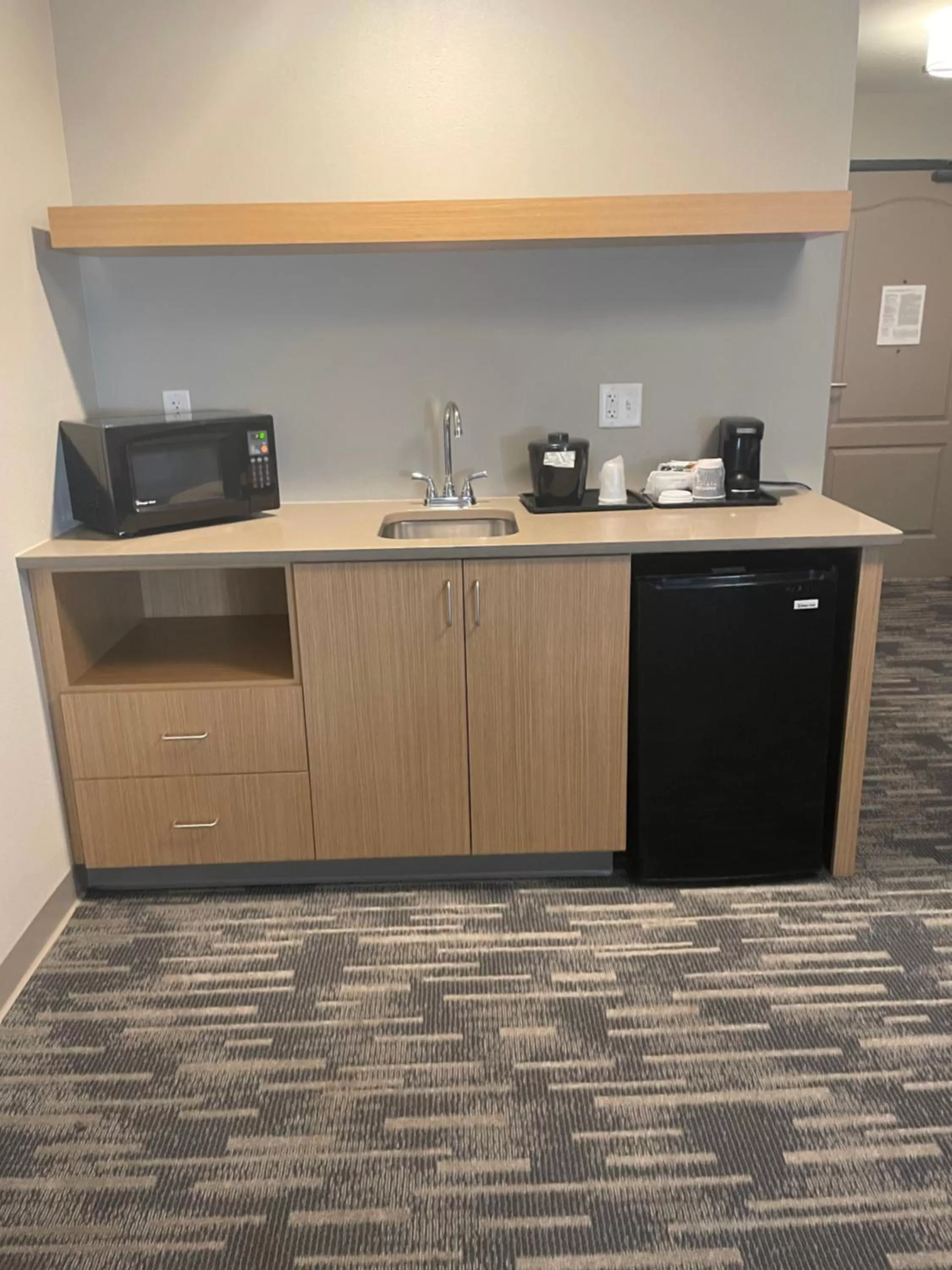 Coffee/tea facilities in Country Inn & Suites by Radisson, Madison, WI