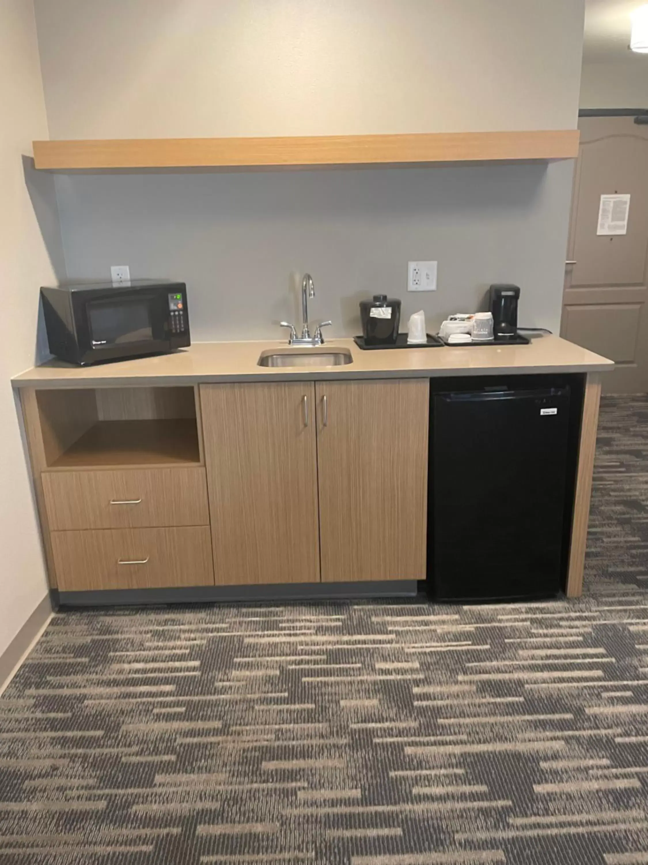 Coffee/tea facilities, Kitchen/Kitchenette in Country Inn & Suites by Radisson, Madison, WI
