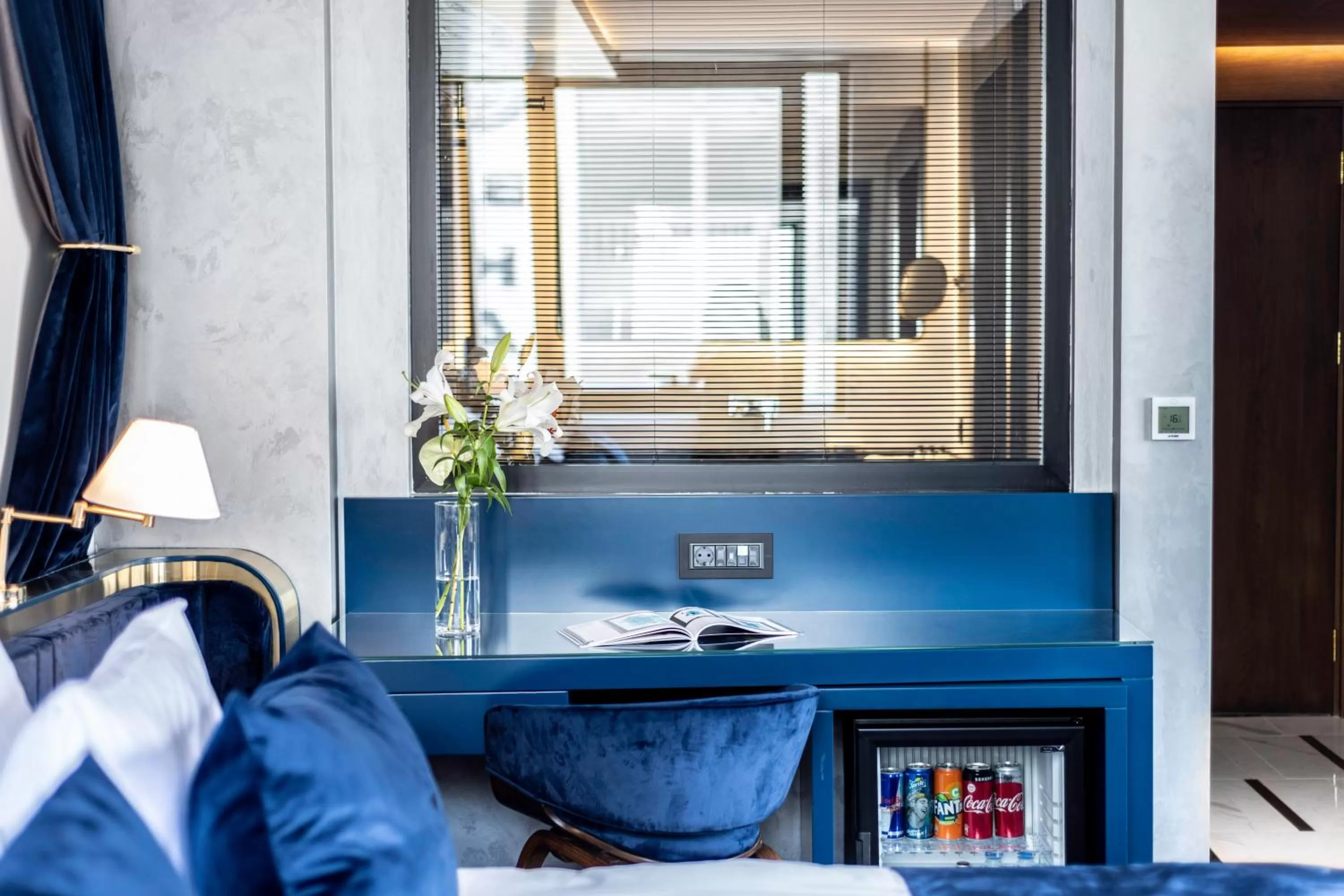 Communal lounge/ TV room, Bed in The Wings Hotel Istanbul