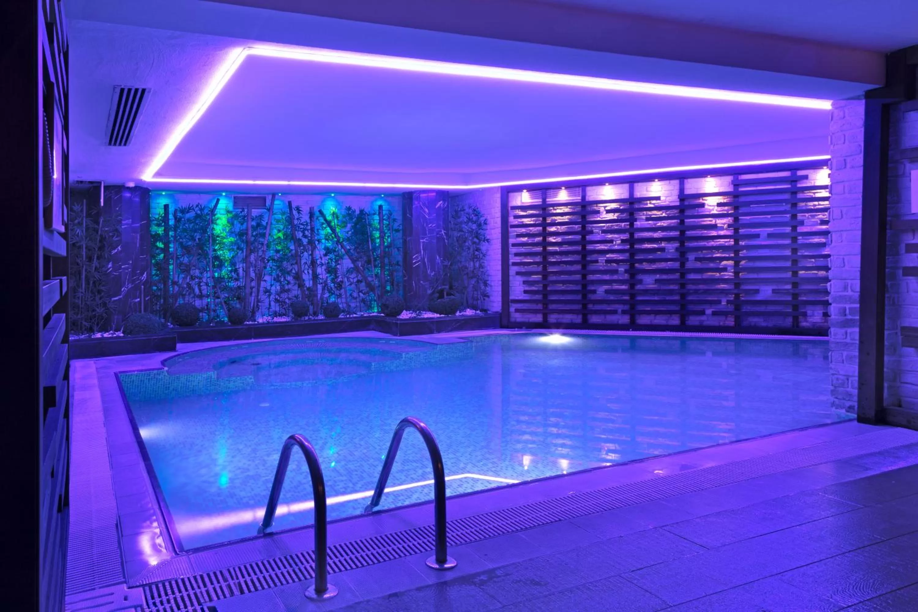 Swimming pool in Mercure Istanbul Bomonti