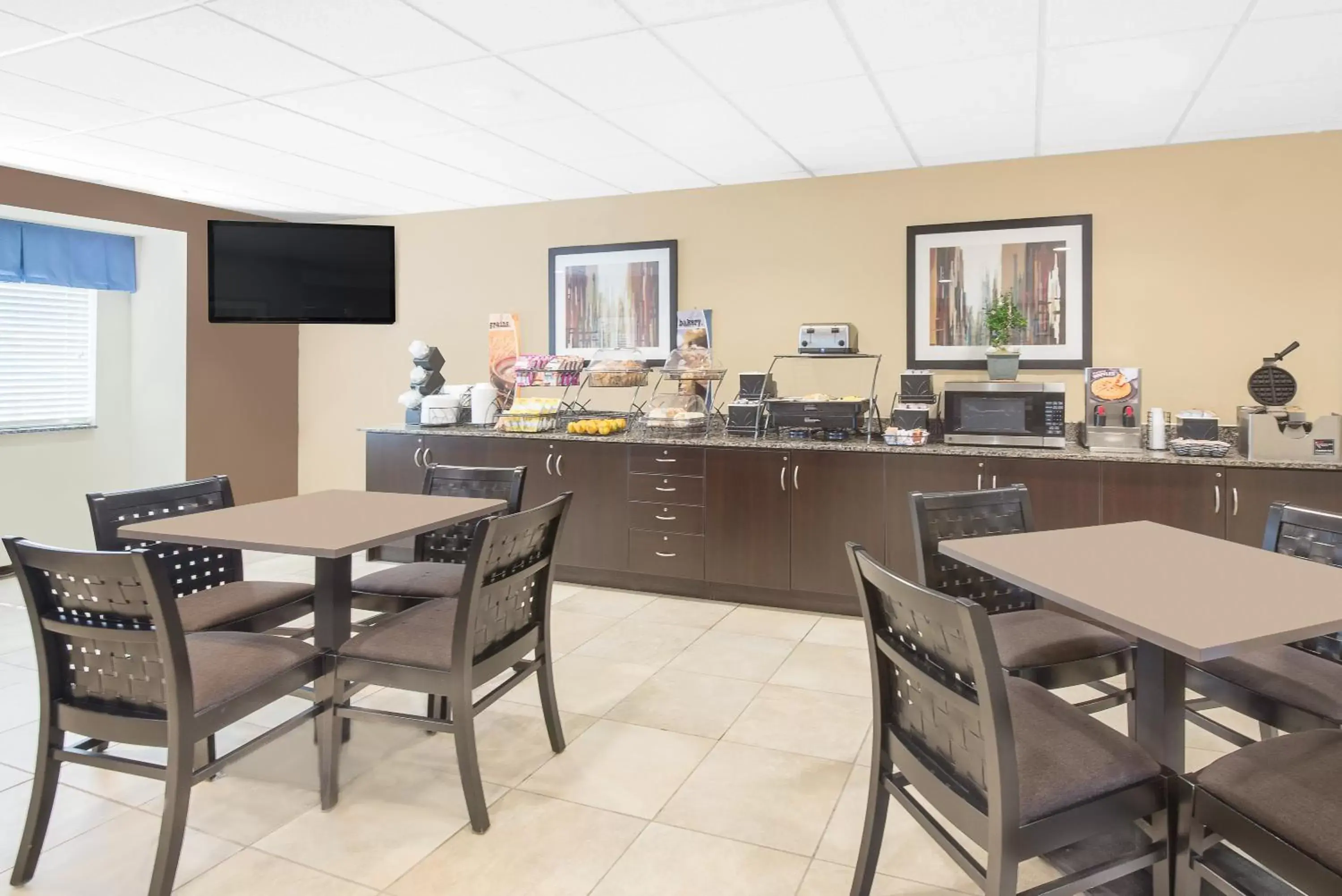 Lobby or reception, Restaurant/Places to Eat in Microtel Inn & Suites by Wyndham Waynesburg