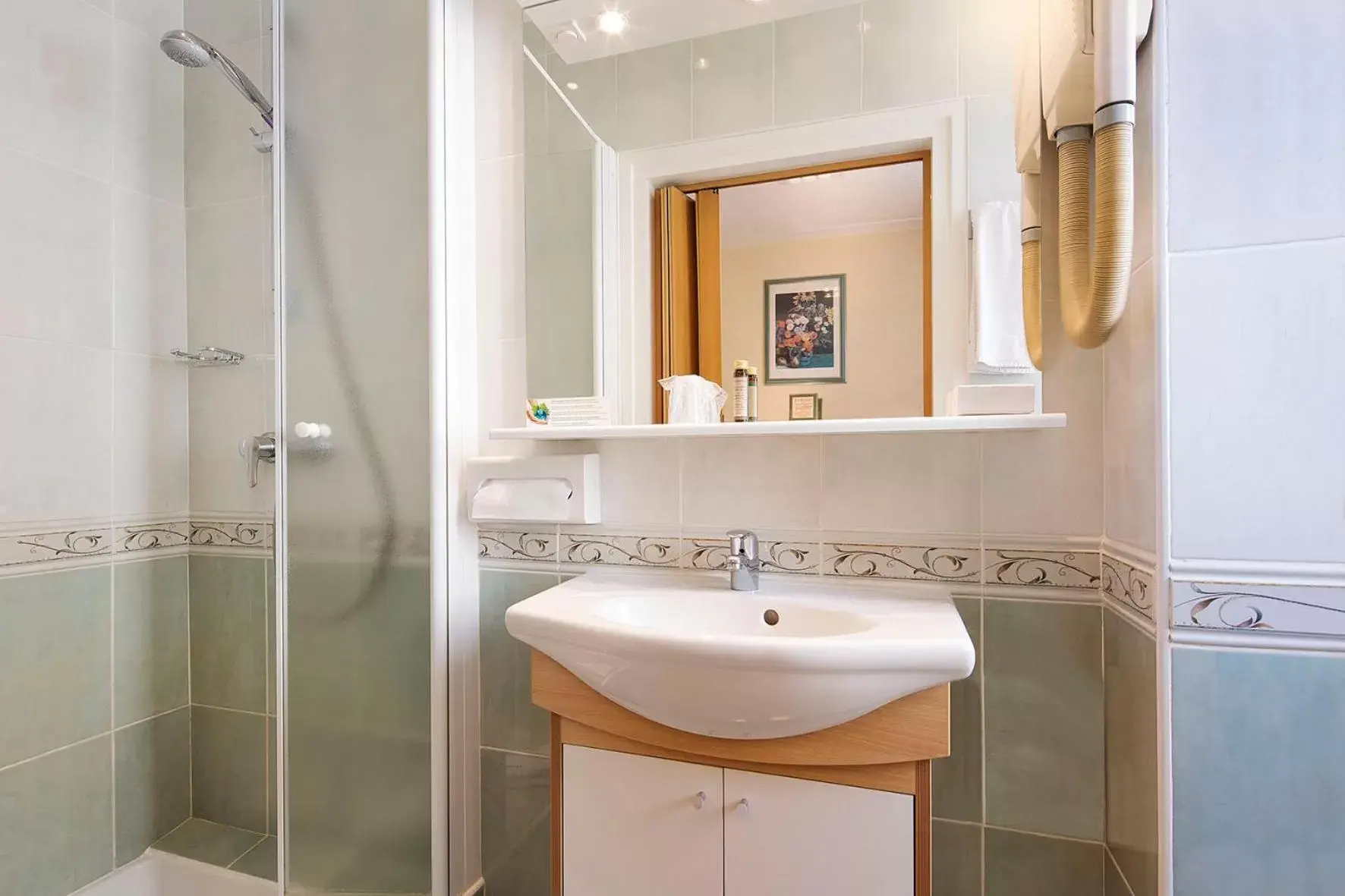 Shower, Bathroom in Hotel Terminus Lyon