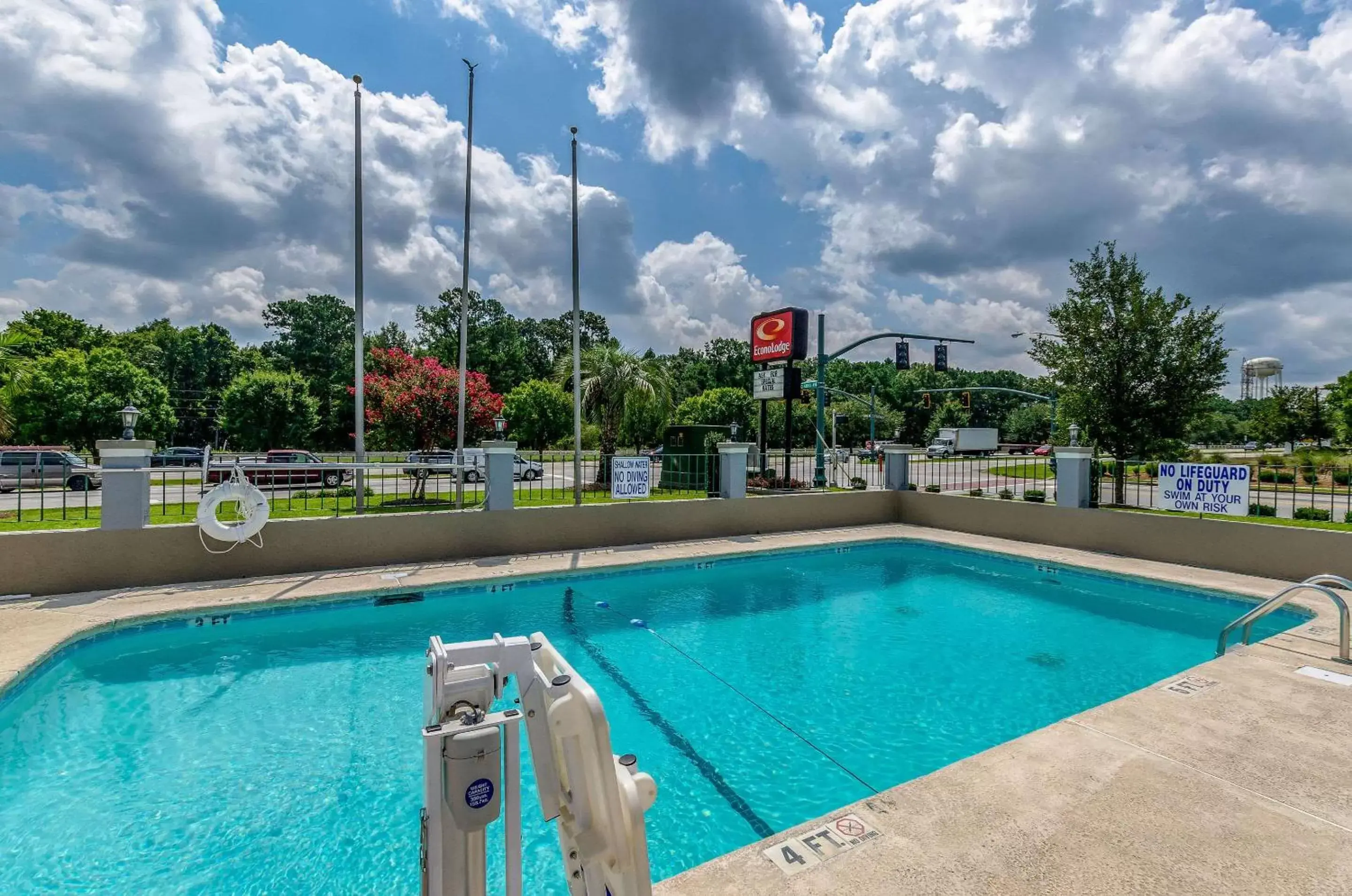 Activities, Swimming Pool in Econo Lodge Goose Creek