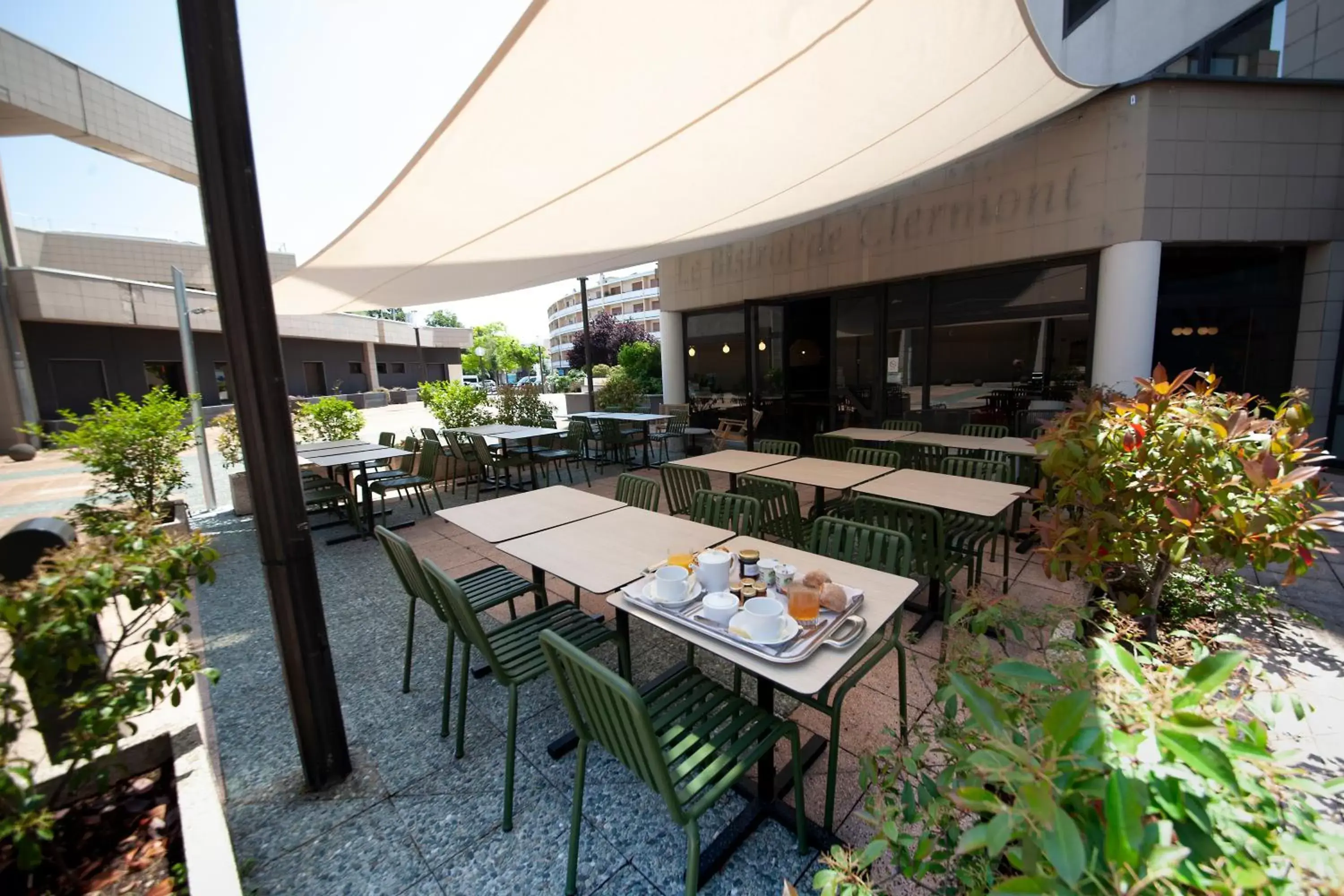 Patio, Restaurant/Places to Eat in Kyriad Prestige Hotel Clermont-Ferrand