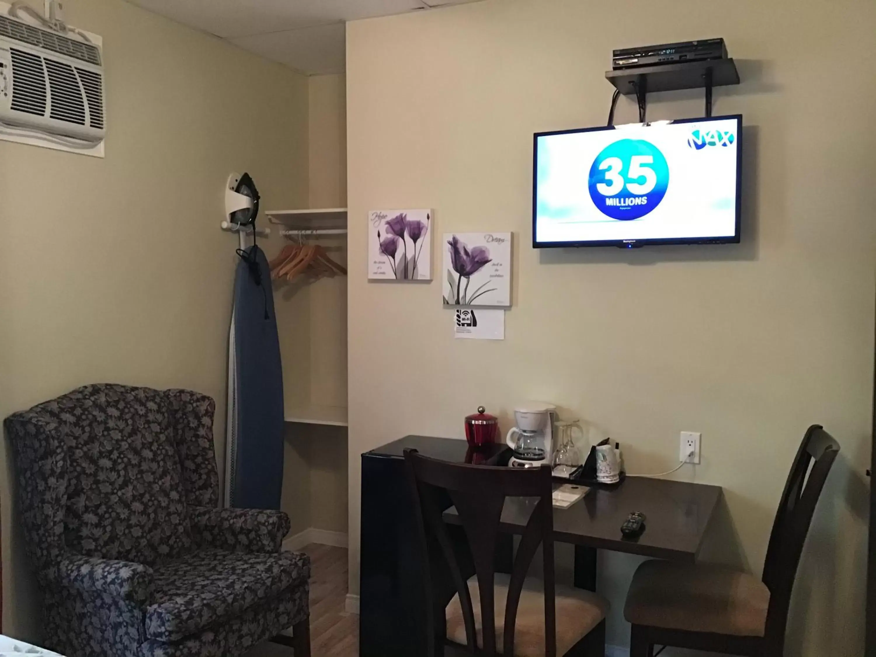 Dining area, TV/Entertainment Center in Petit Hôtel Amara