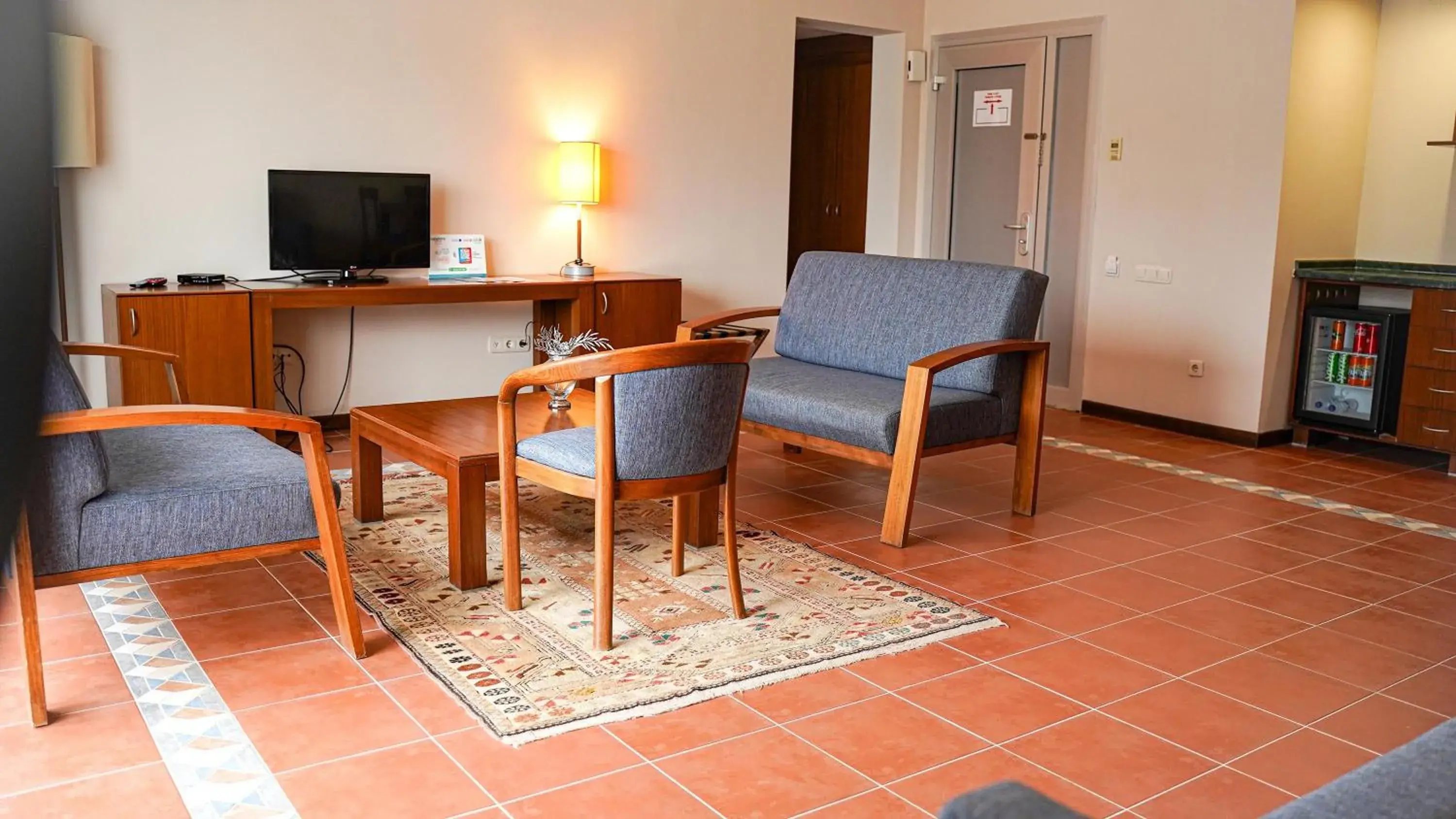 TV and multimedia, Seating Area in Happy Hotel