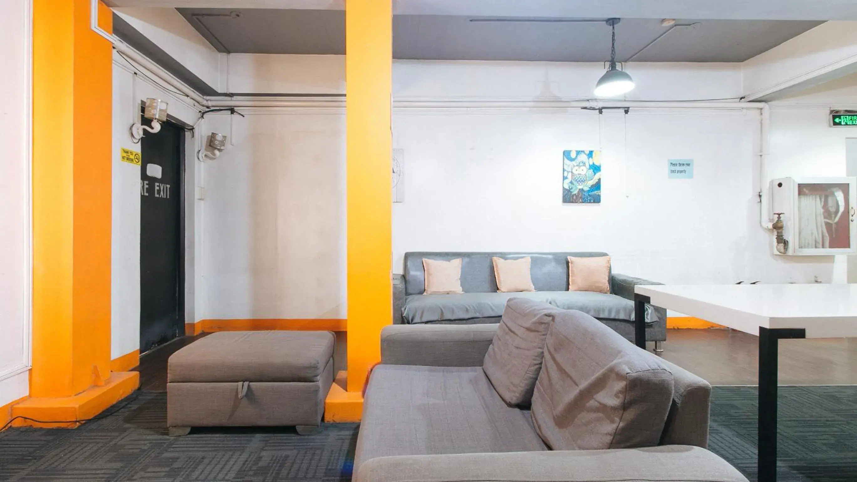 Communal lounge/ TV room, Seating Area in RedDoorz near Quirino Station