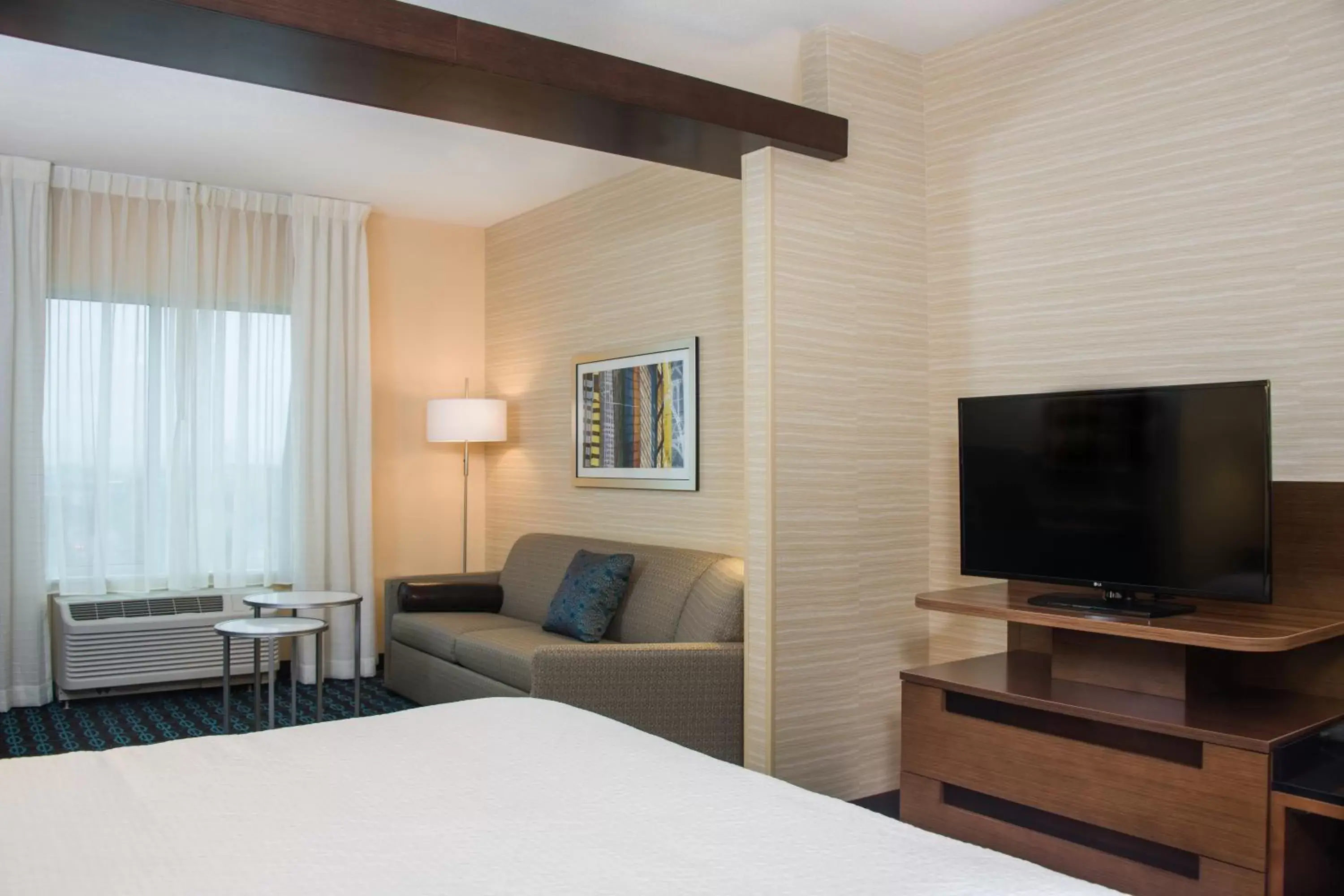 Bed, TV/Entertainment Center in Fairfield Inn & Suites by Marriott Dayton
