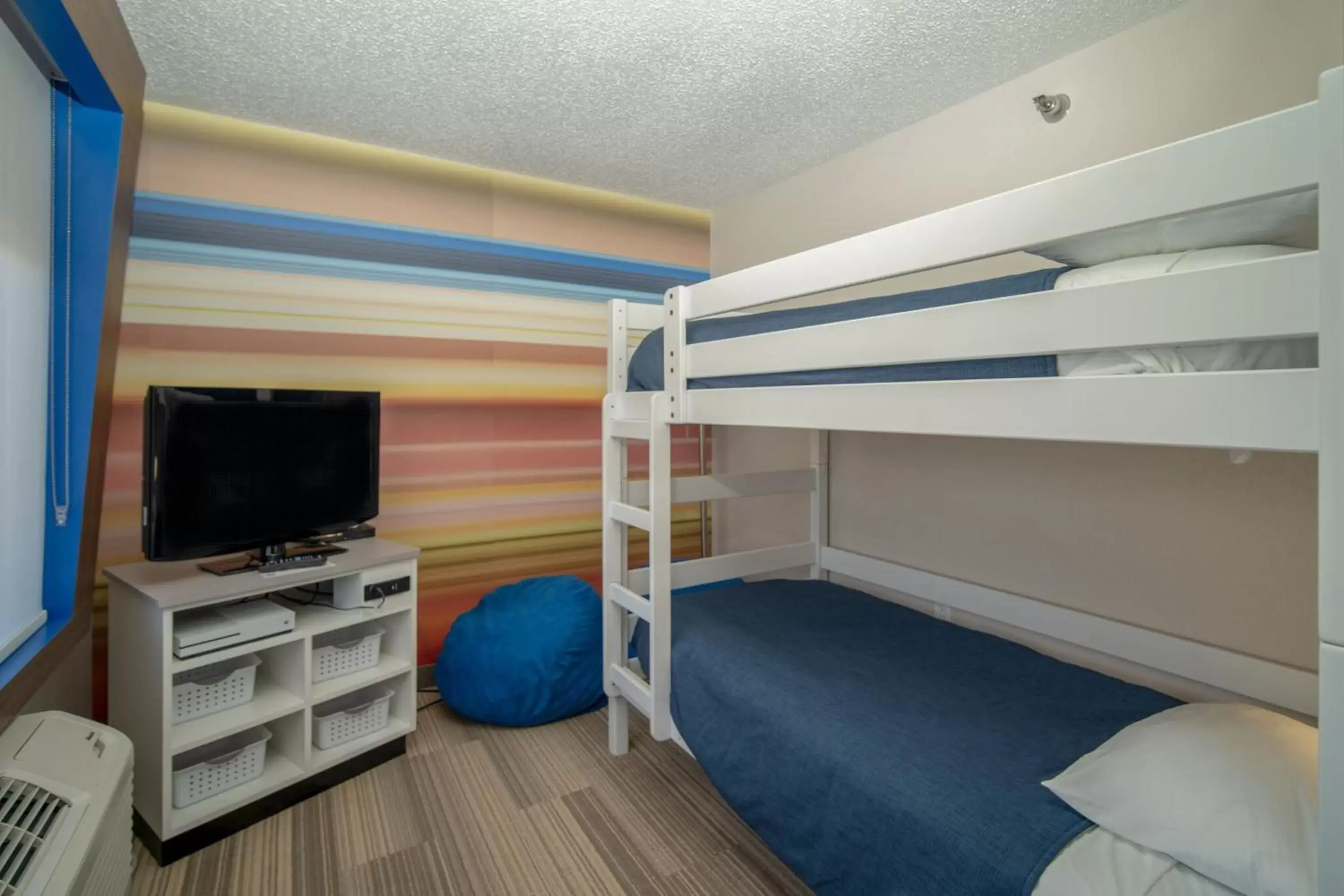 Photo of the whole room, Bunk Bed in Holiday Inn Express Houghton-Keweenaw, an IHG Hotel