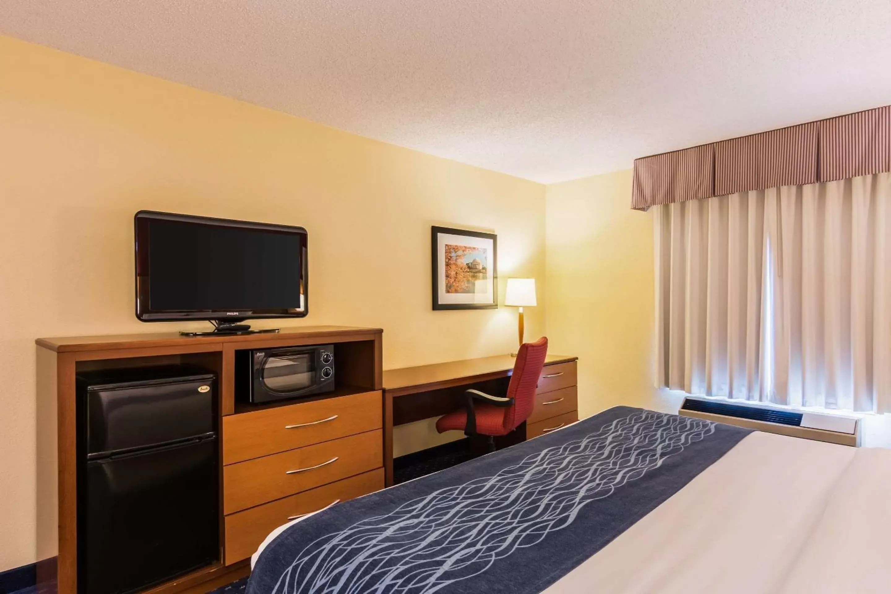 TV and multimedia, TV/Entertainment Center in Comfort Inn Washington DC Joint Andrews AFB
