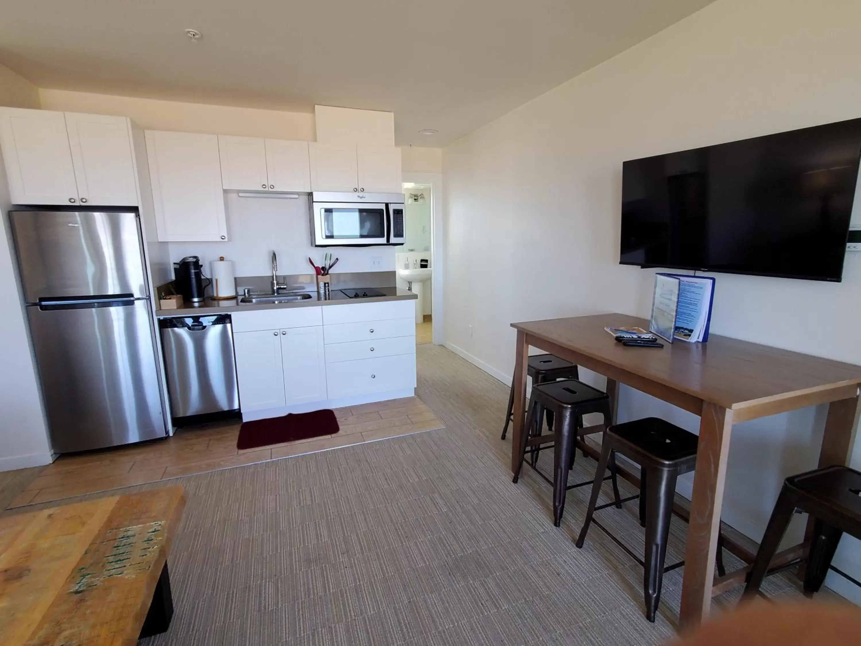 TV and multimedia, Kitchen/Kitchenette in Moonstone Beach Motel