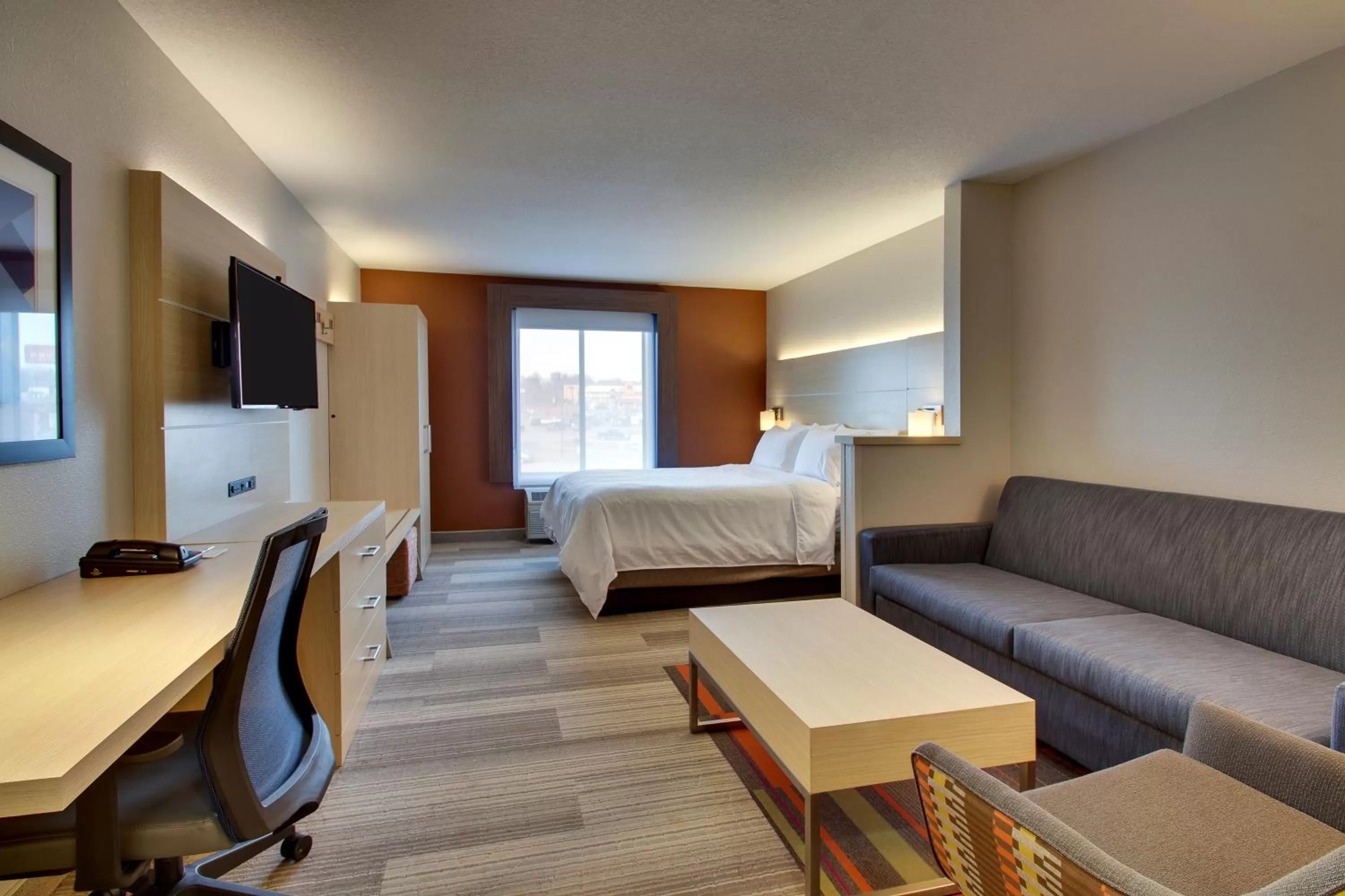 Bed in Holiday Inn Express Hotel & Suites Cedar Rapids I-380 at 33rd Avenue by IHG