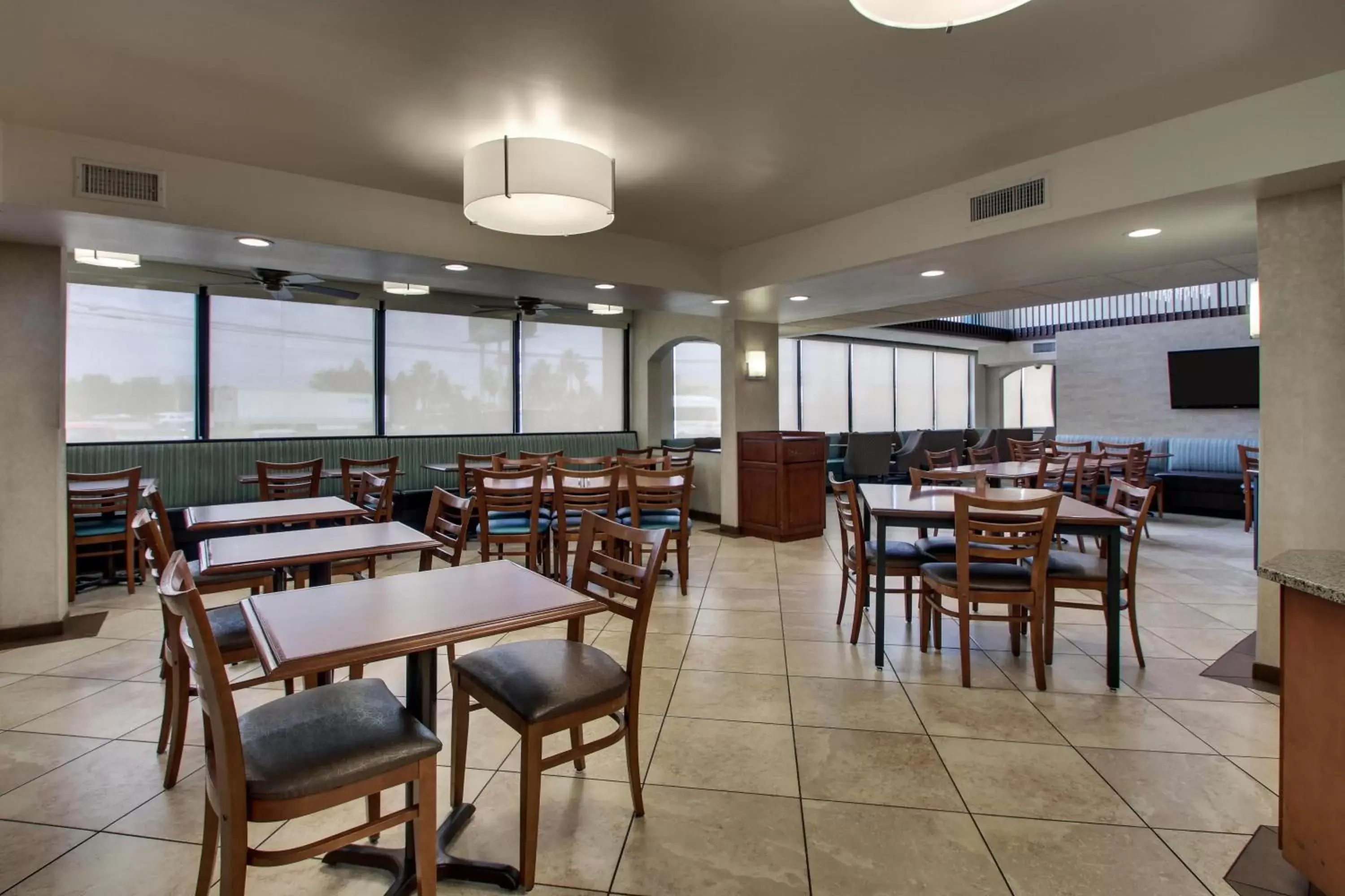 Restaurant/Places to Eat in GreenTree Hotel - Houston Hobby Airport