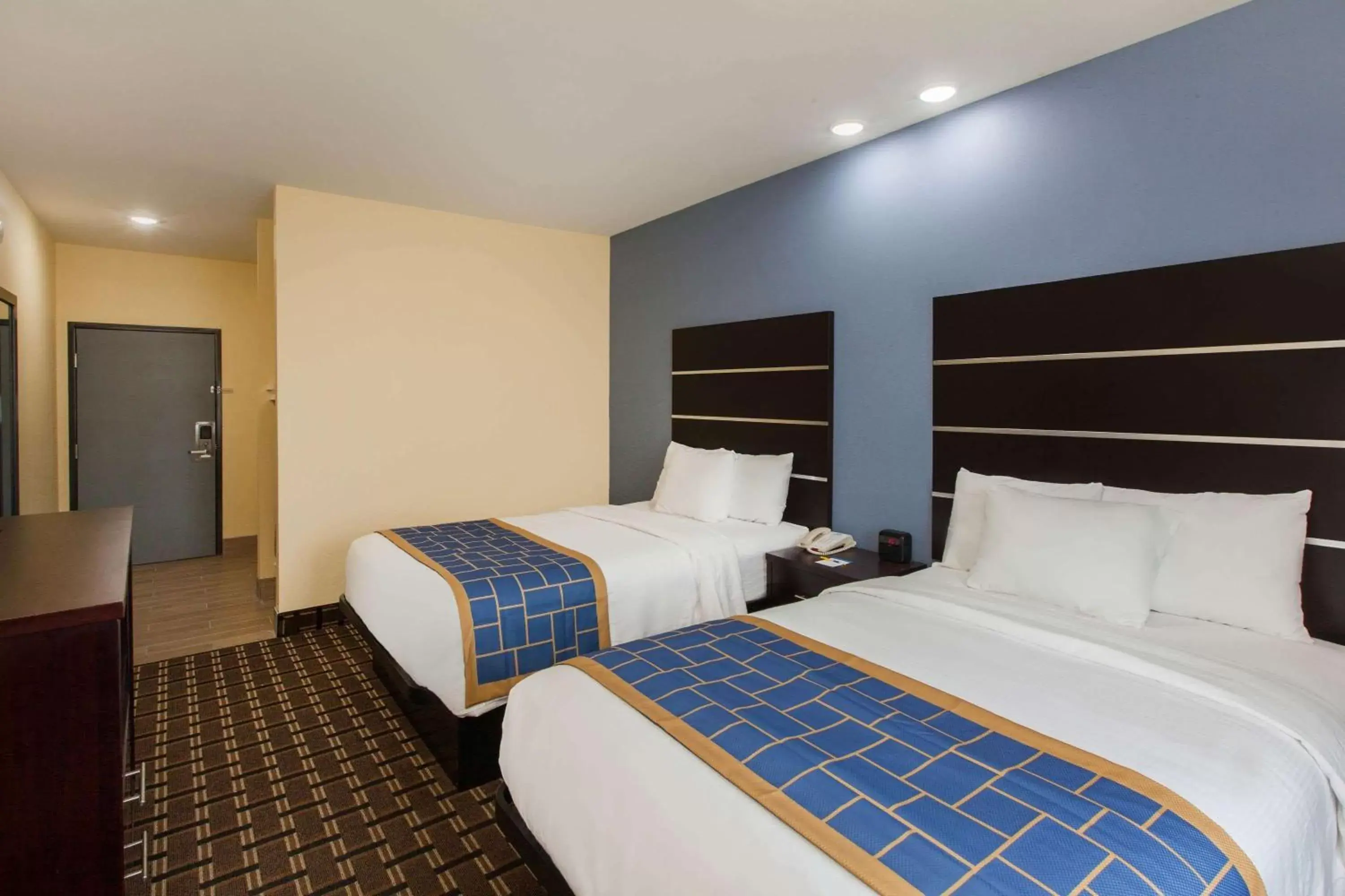 Photo of the whole room, Bed in Days Inn by Wyndham Baton Rouge Airport