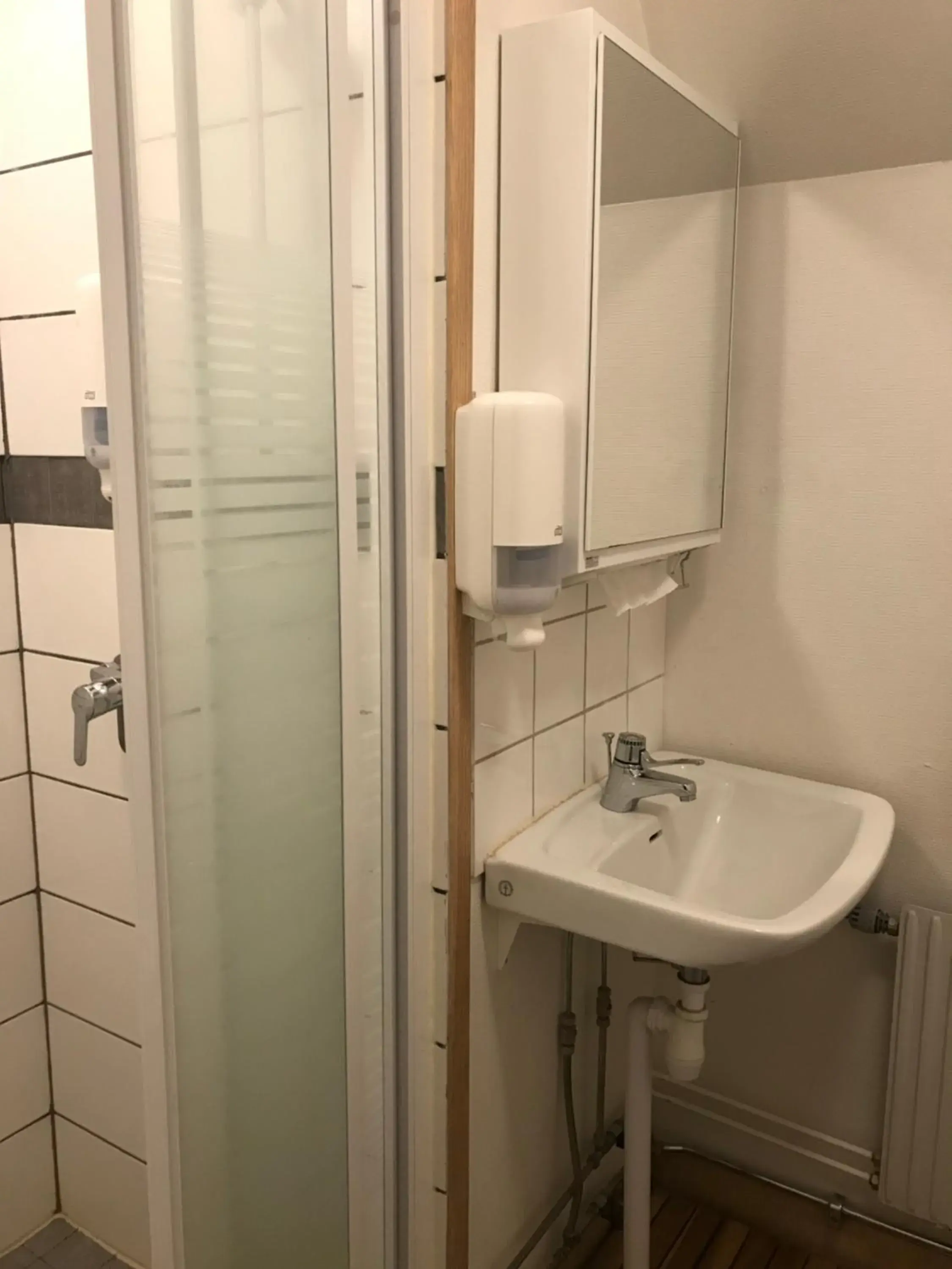 Shower, Bathroom in Halmstad Hotell & Vandrarhem Kaptenshamn