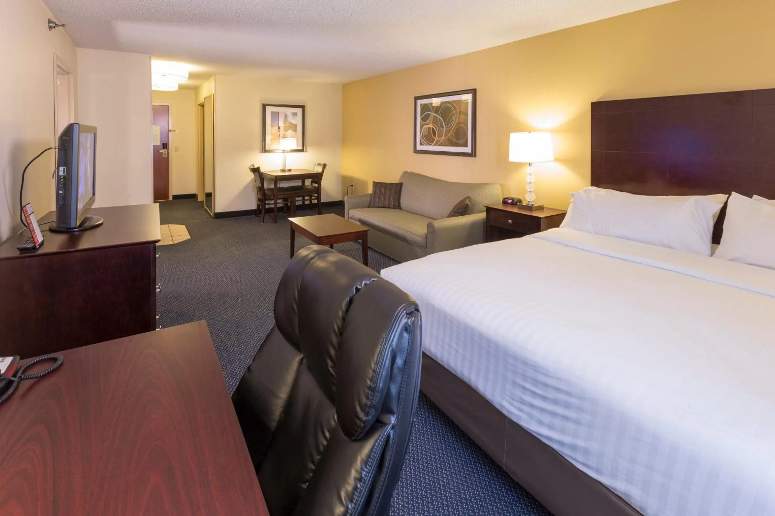 Photo of the whole room, Bed in Holiday Inn Express Hotel & Suites-Saint Joseph by IHG