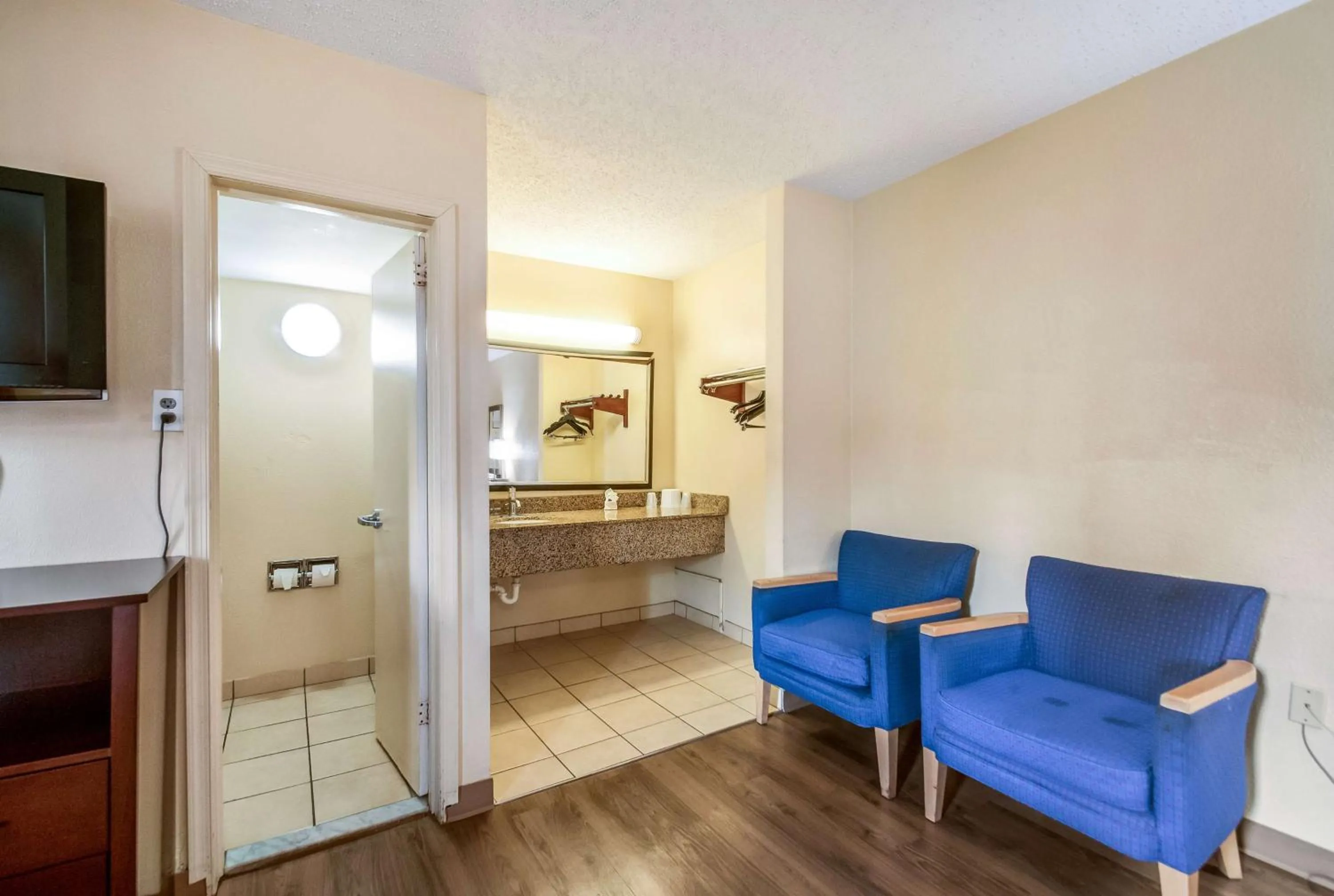 TV and multimedia in Motel 6-Washington, DC - Convention Center