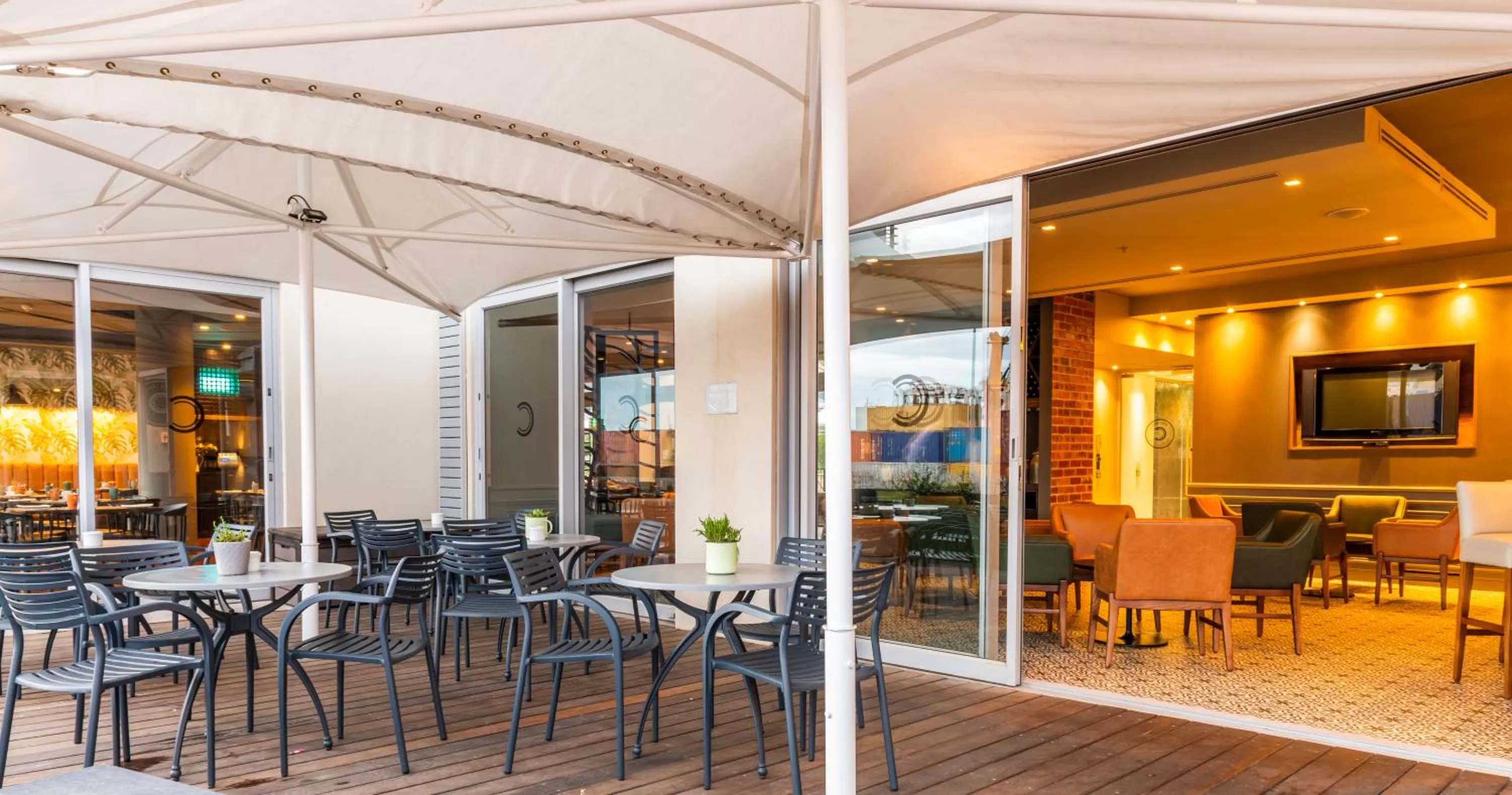 Restaurant/places to eat in aha Harbour Bridge Hotel & Suites