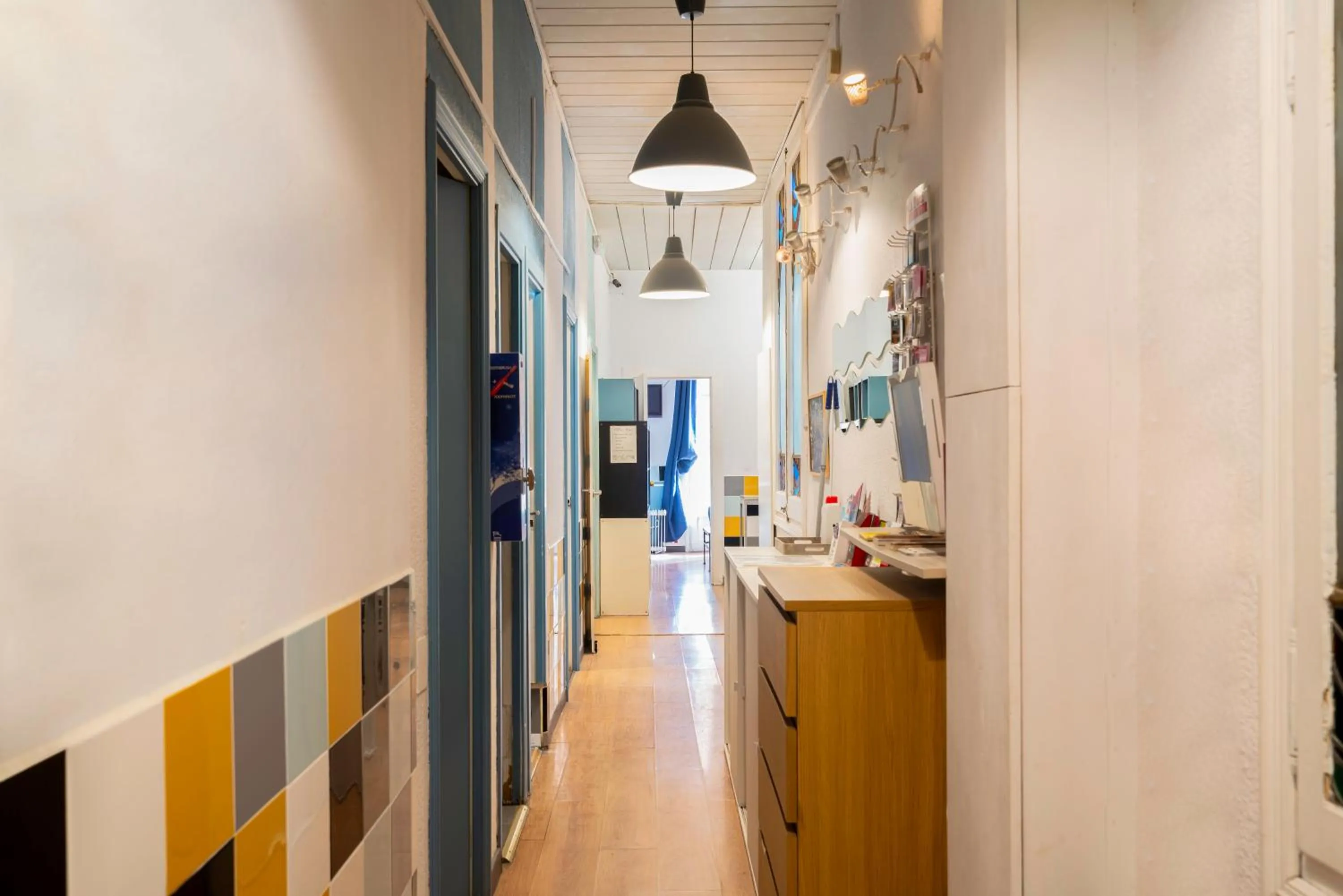 Communal lounge/ TV room in Casa Barcelo Hostel Barcelona