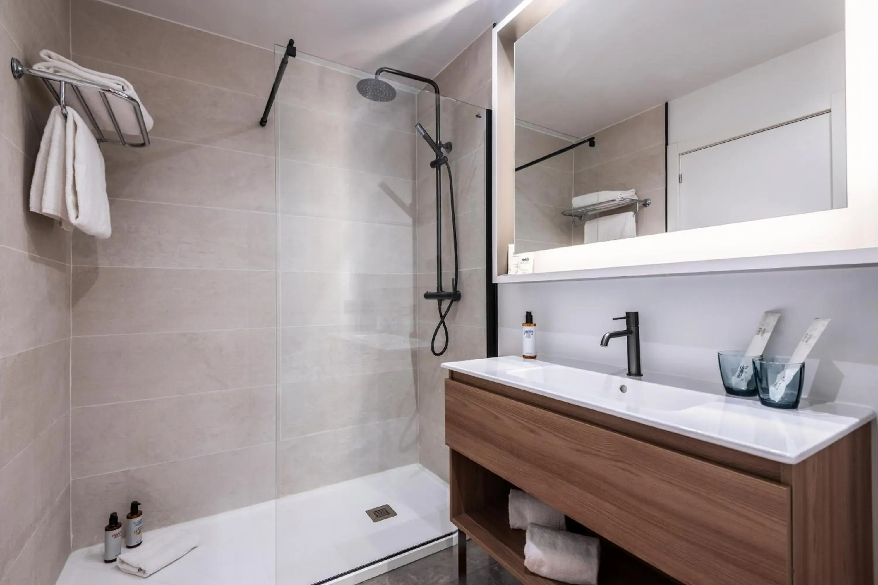 Shower, Bathroom in Hotel Valencia Oceanic Affiliated by Meliá
