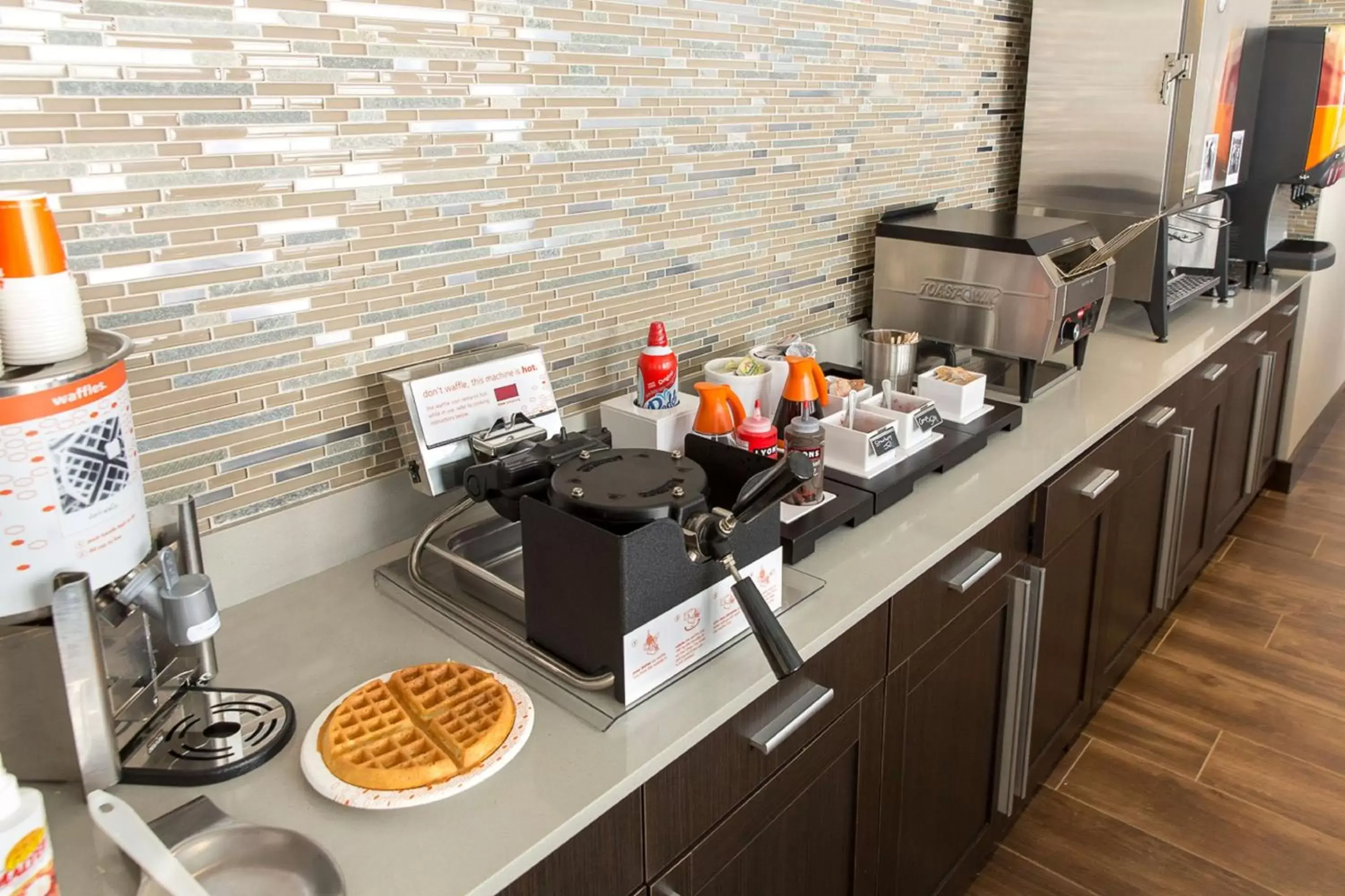 Breakfast, Kitchen/Kitchenette in Hampton Inn & Suites Dallas Downtown