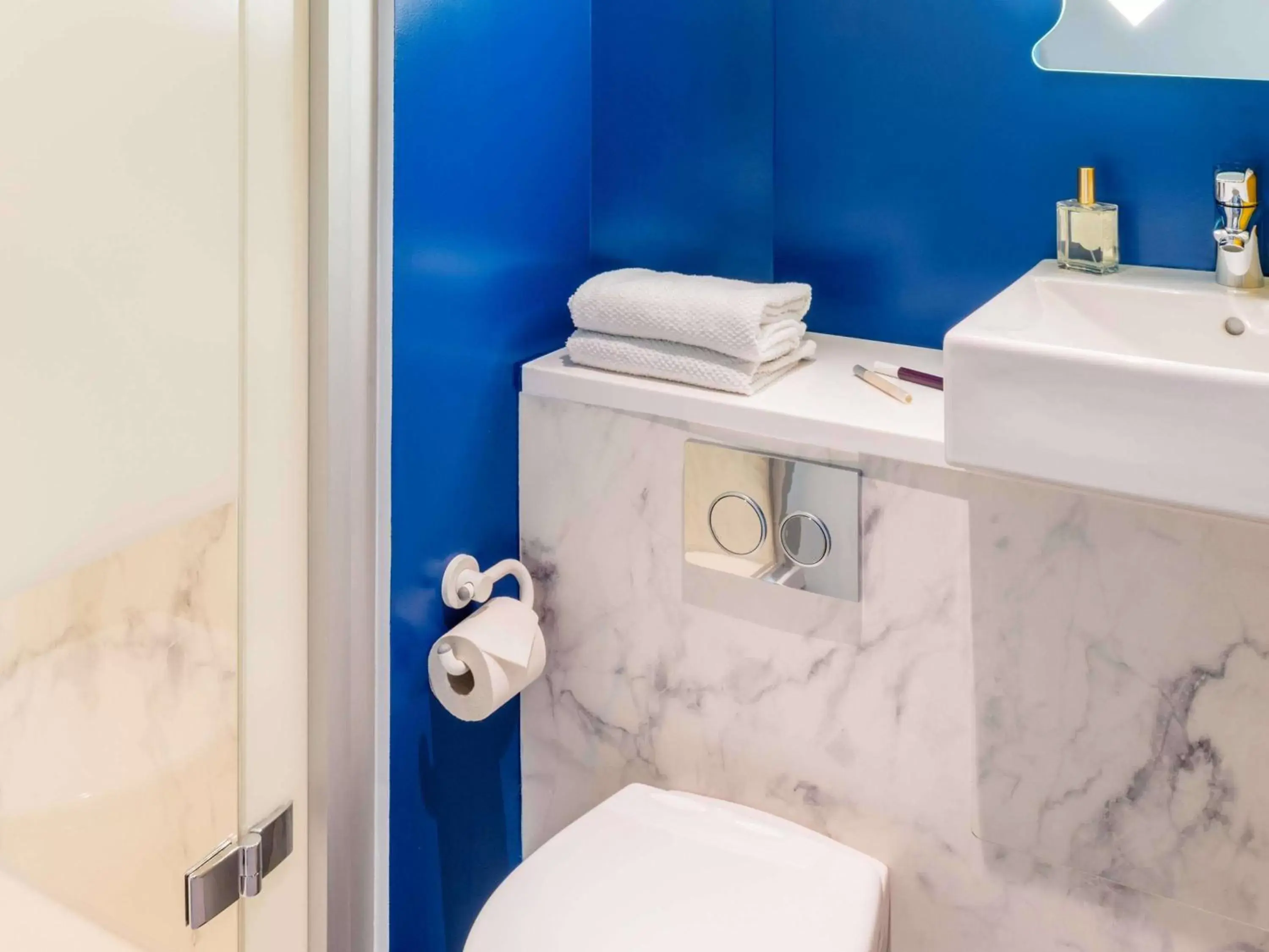 Bathroom in ibis budget Leme SP