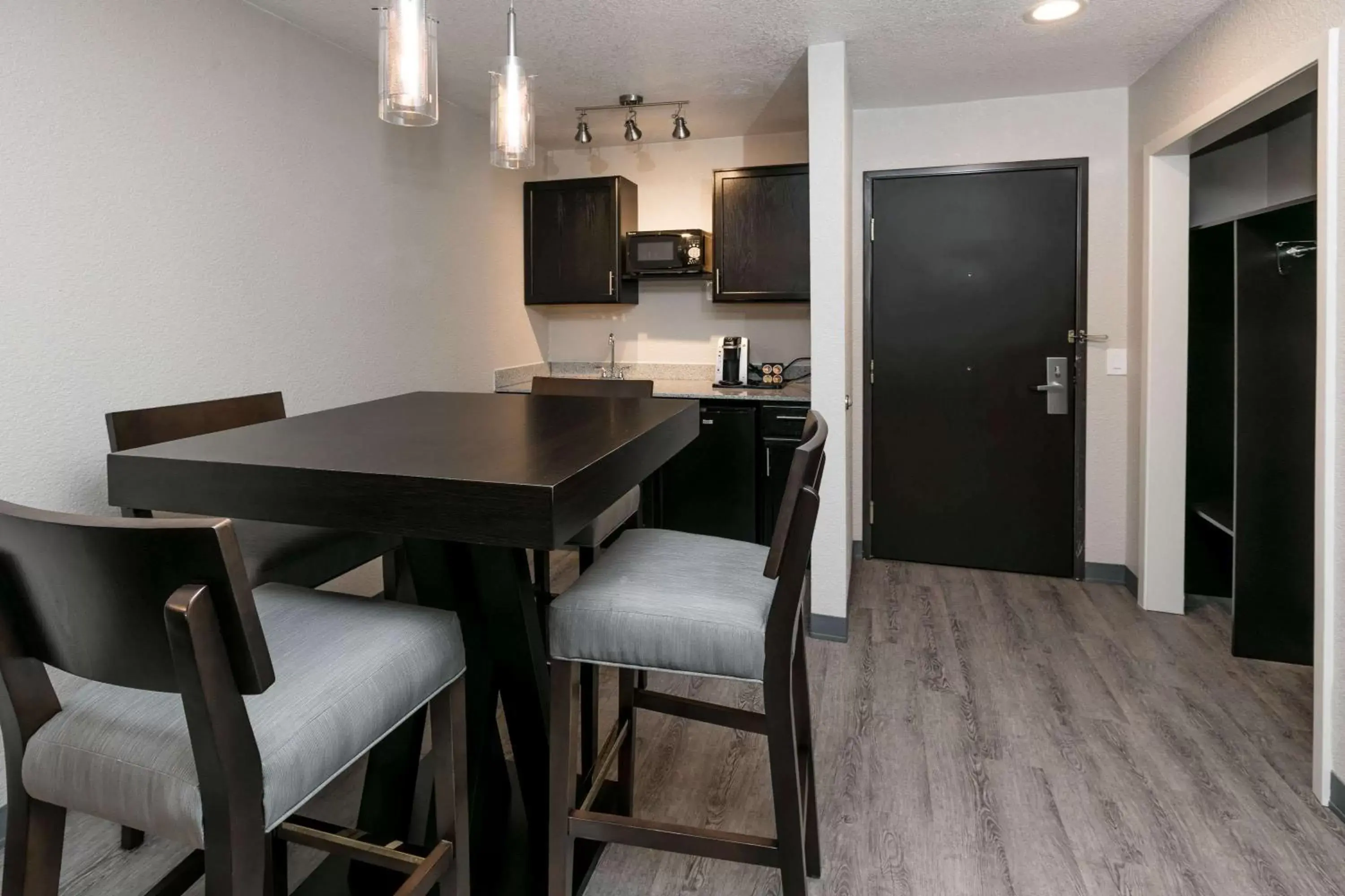 Photo of the whole room, Kitchen/Kitchenette in Wingate by Wyndham Dallas Love Field