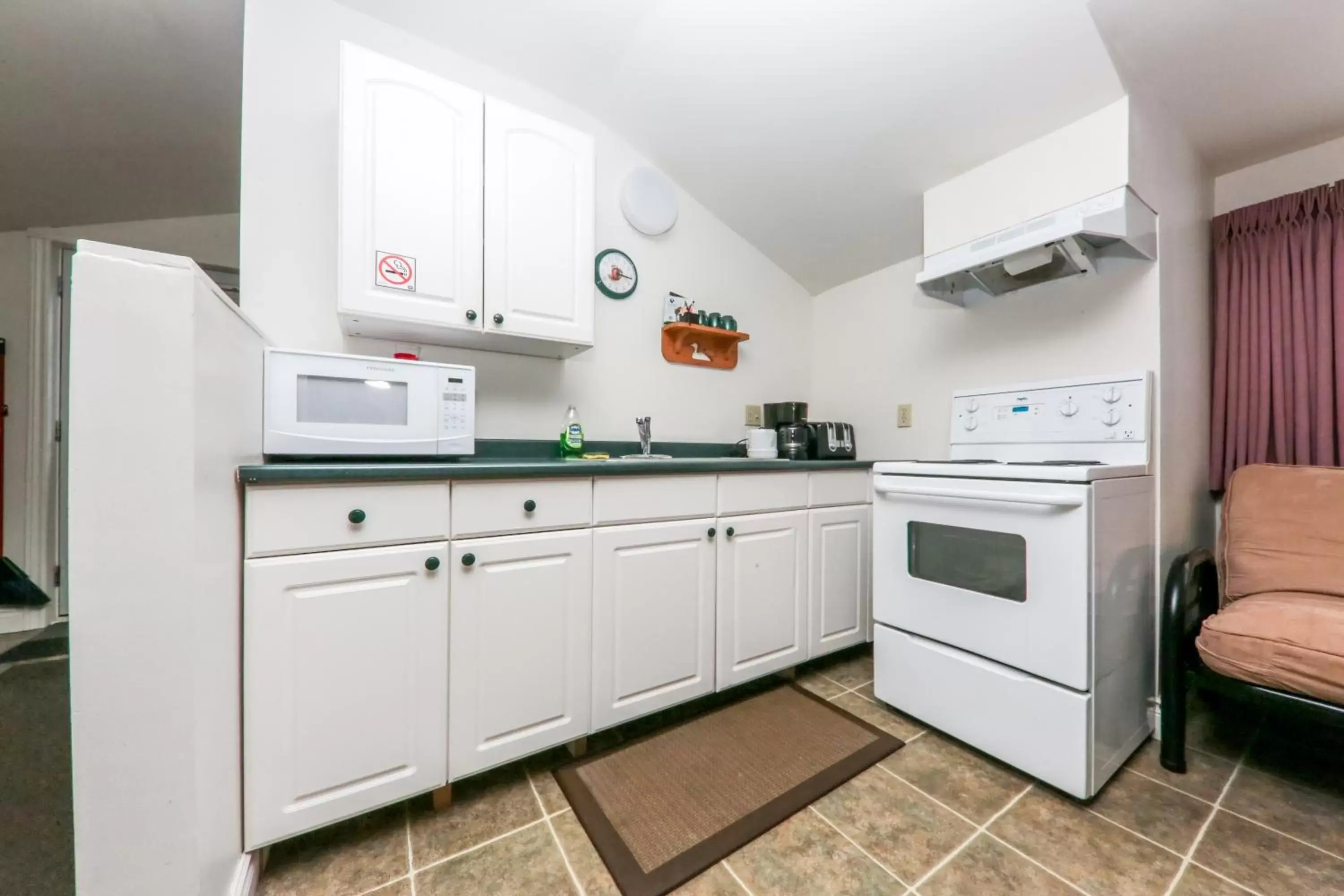 Kitchen/Kitchenette in Lakeview Motel