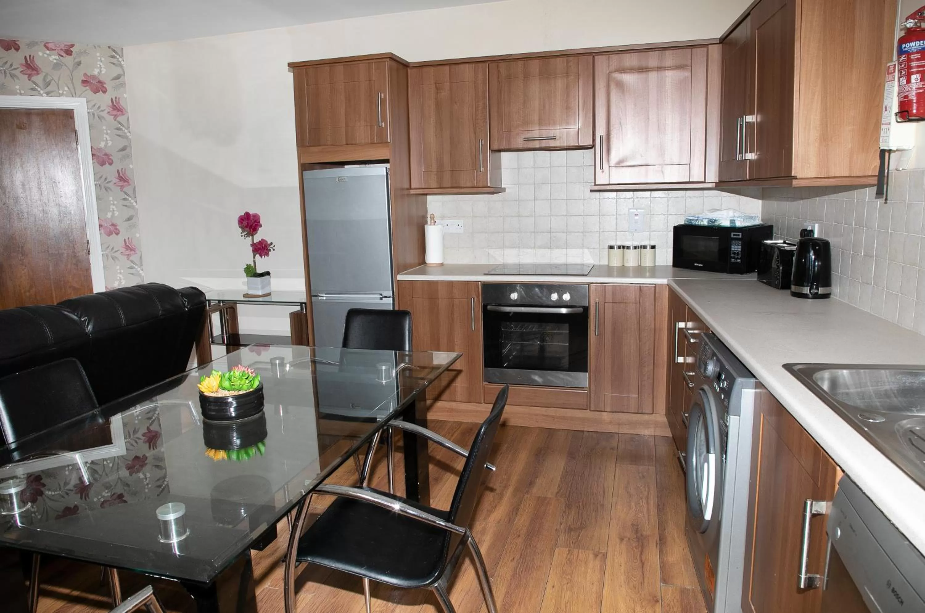 Dining area, Kitchen/Kitchenette in Arch House B&B & Apartments