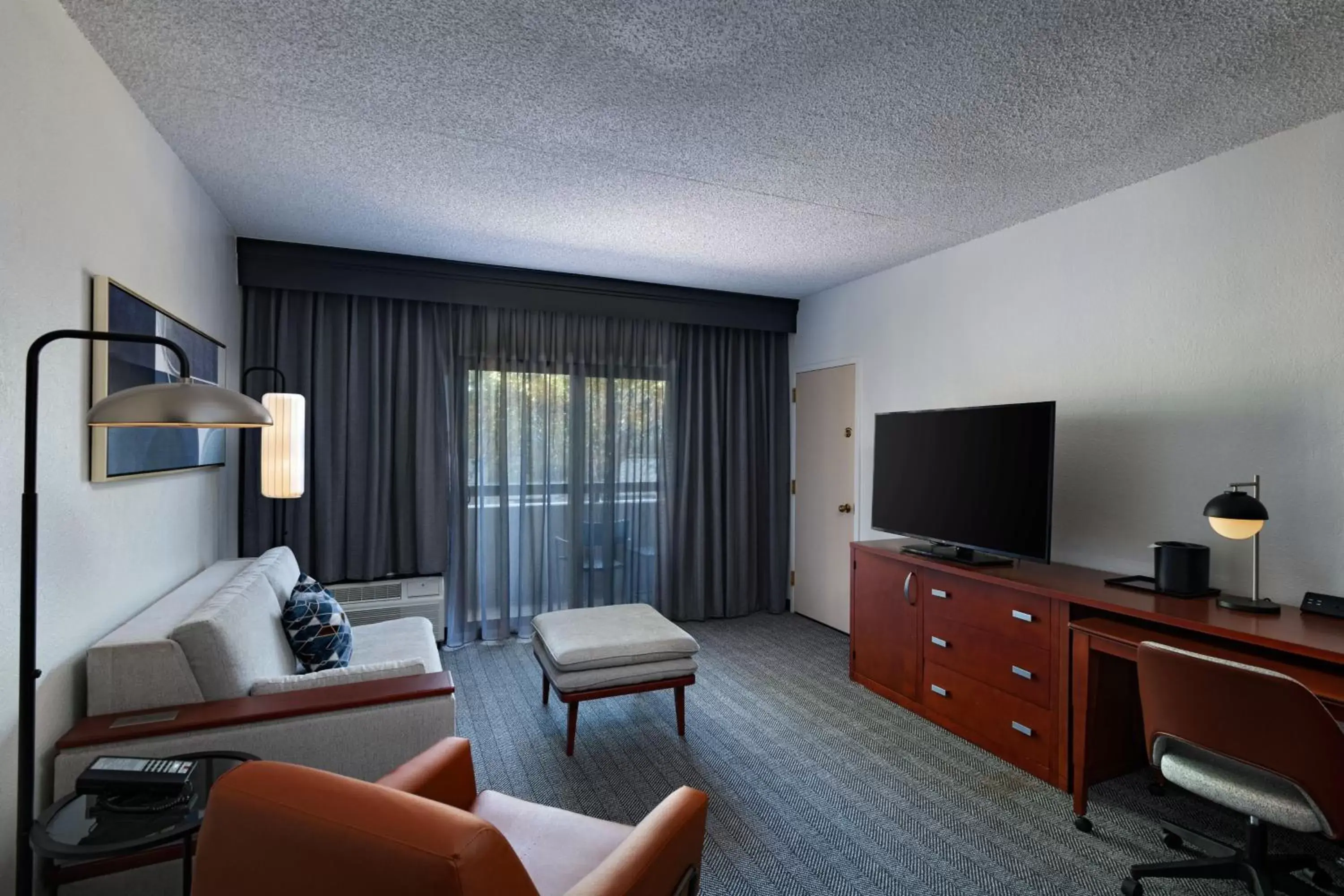 Living room, TV/Entertainment Center in Courtyard by Marriott Dallas Plano Parkway at Preston Road