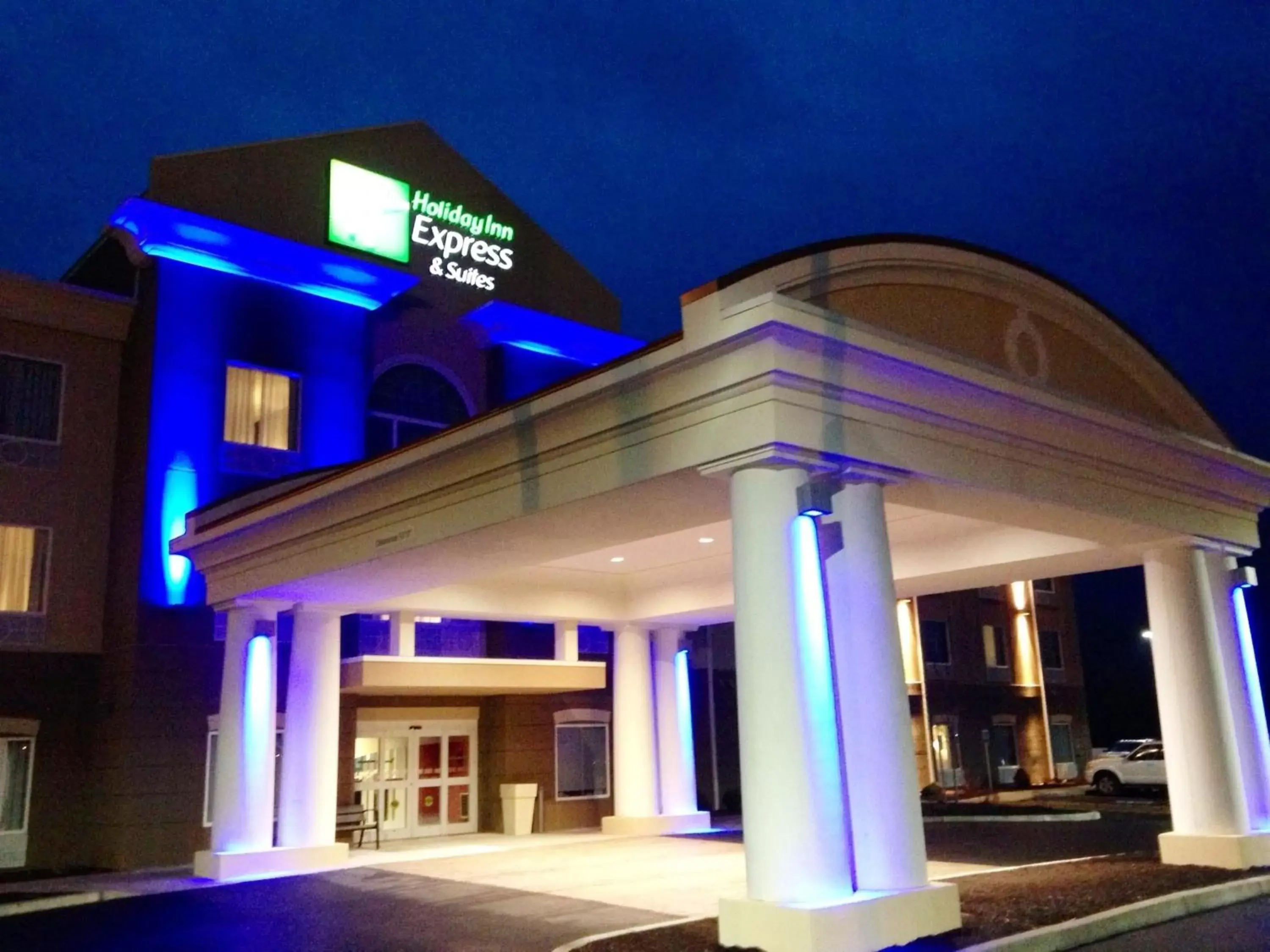 Property Building in Holiday Inn Express & Suites Utica, an IHG Hotel